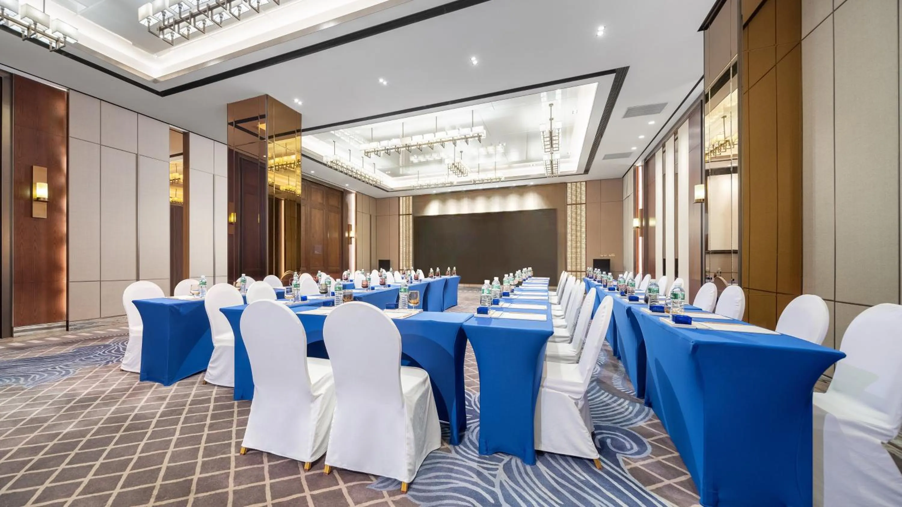 Meeting/conference room in Hotel Indigo Dali Erhai by IHG