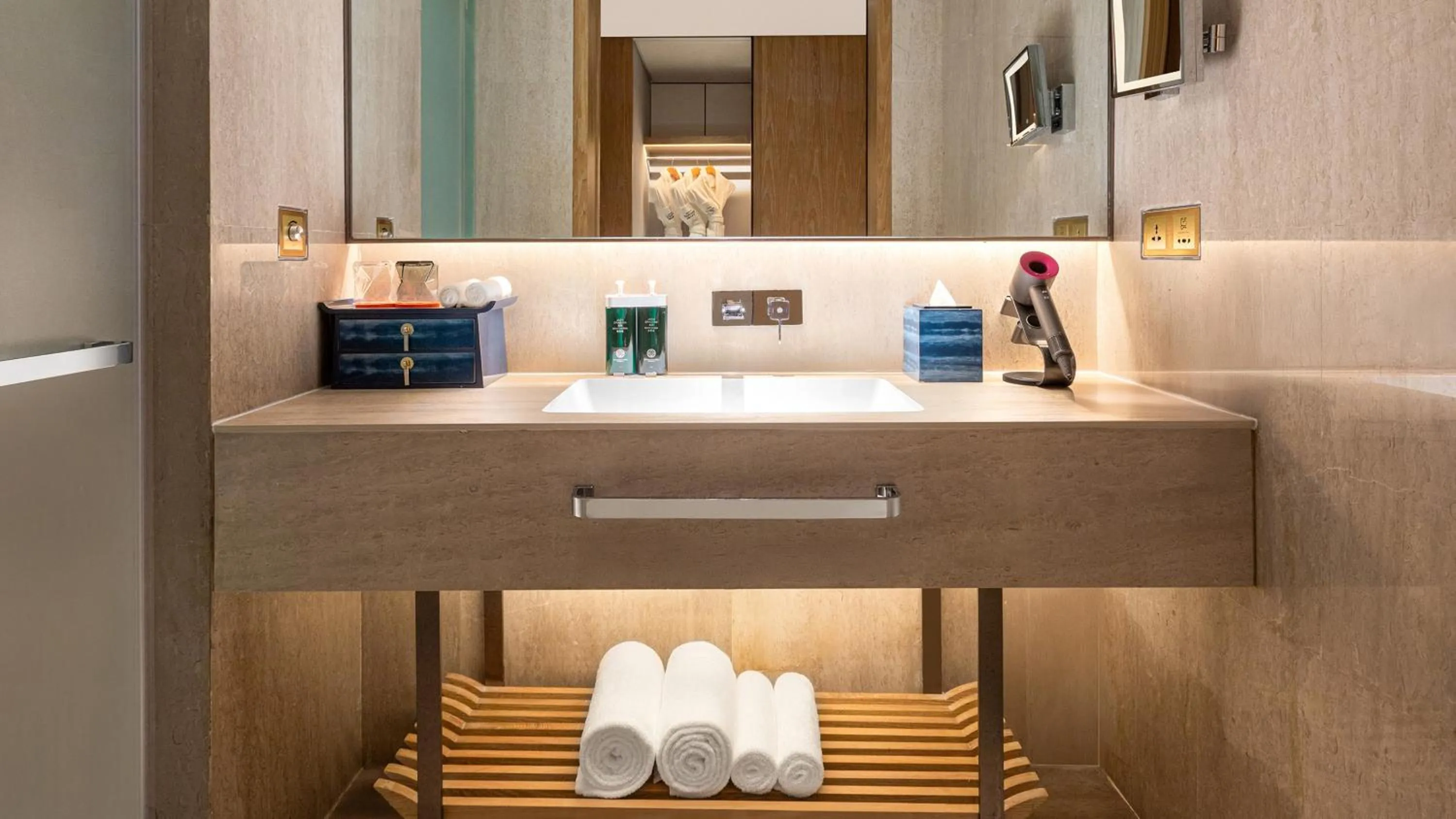 Photo of the whole room in Hotel Indigo Dali Erhai by IHG