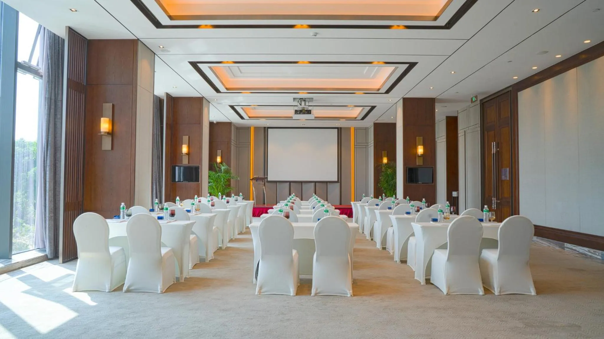 Meeting/conference room in Hotel Indigo Dali Erhai by IHG