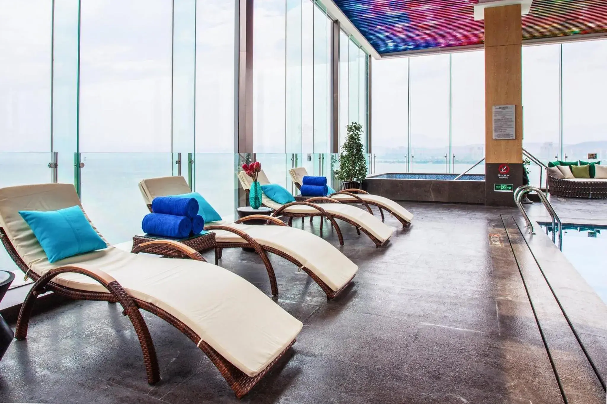 Swimming pool in Hotel Indigo Dali Erhai by IHG Swimming pool in Hotel Indigo Dali Erhai by IHG