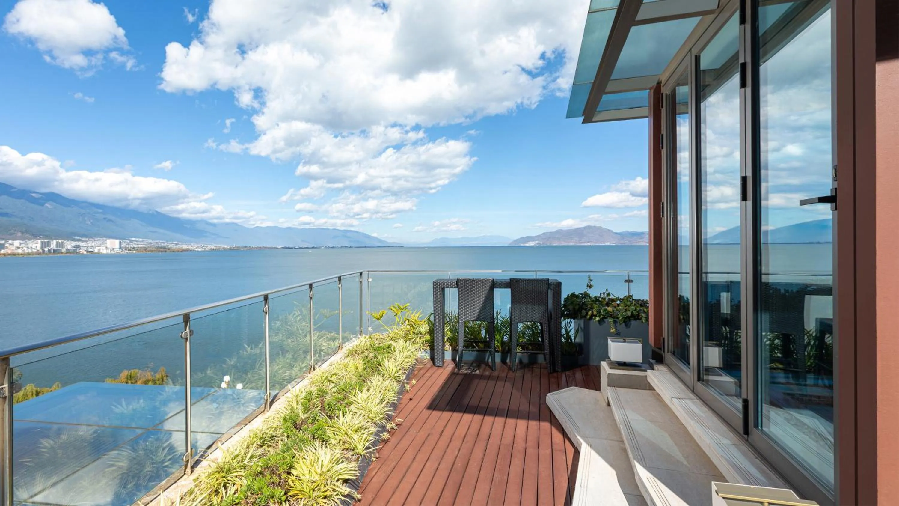 Photo of the whole room in Hotel Indigo Dali Erhai by IHG