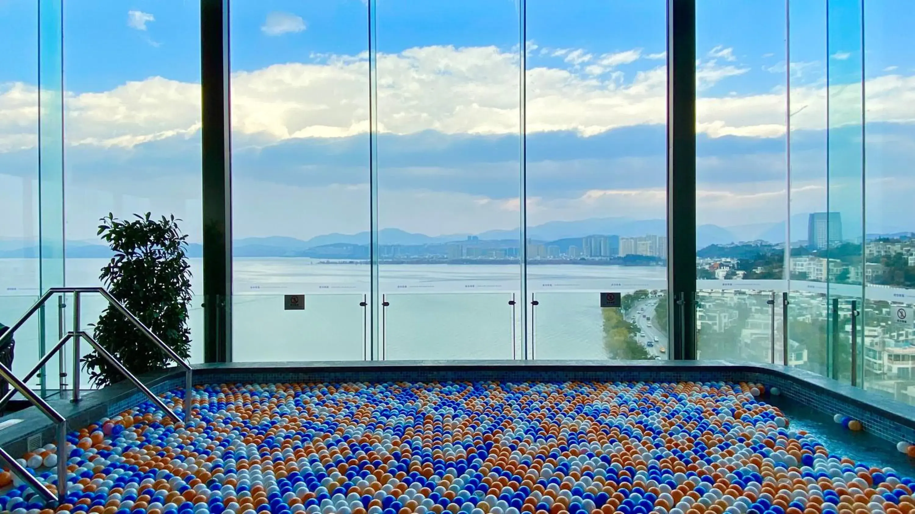 Fitness centre/facilities in Hotel Indigo Dali Erhai by IHG Fitness centre/facilities in Hotel Indigo Dali Erhai by IHG