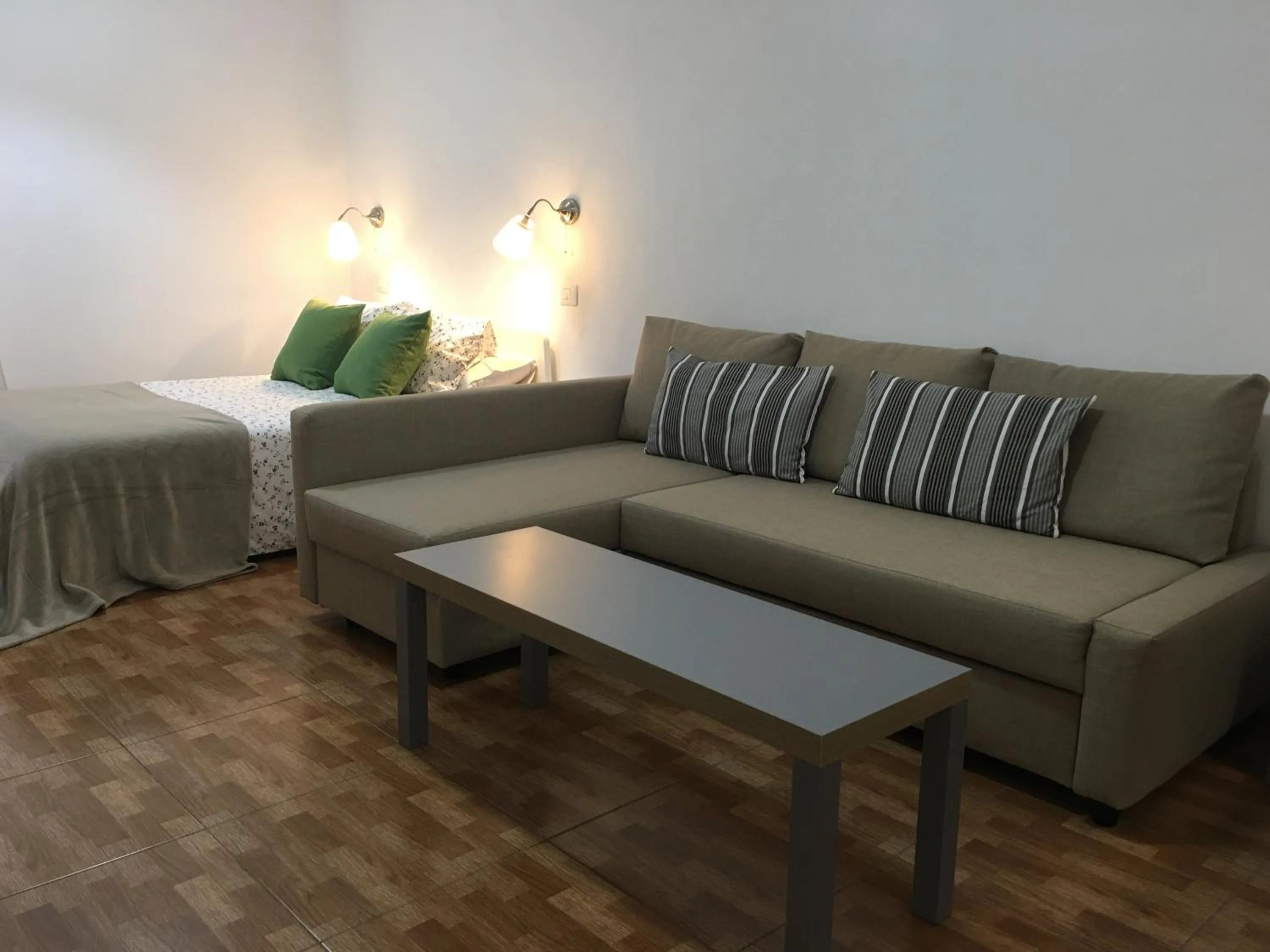Communal lounge/ TV room, Bed in Estudios Ciudad Jardín