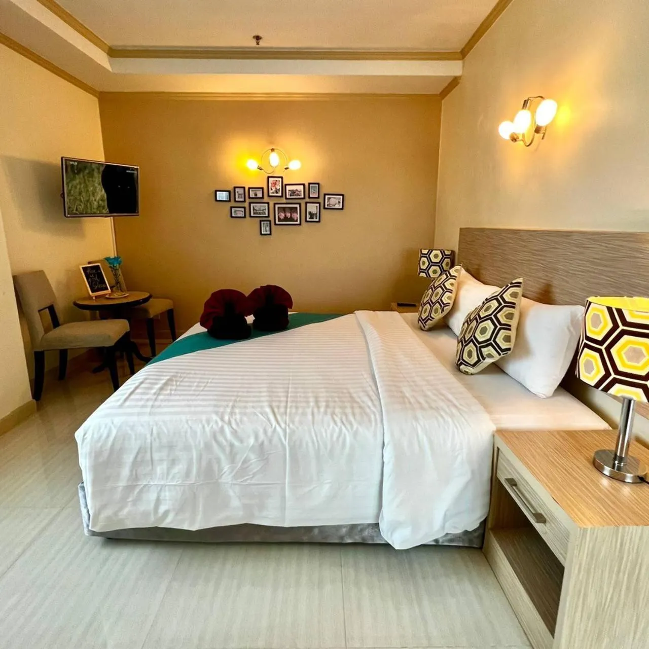 Bed in Thipurai City Hotel