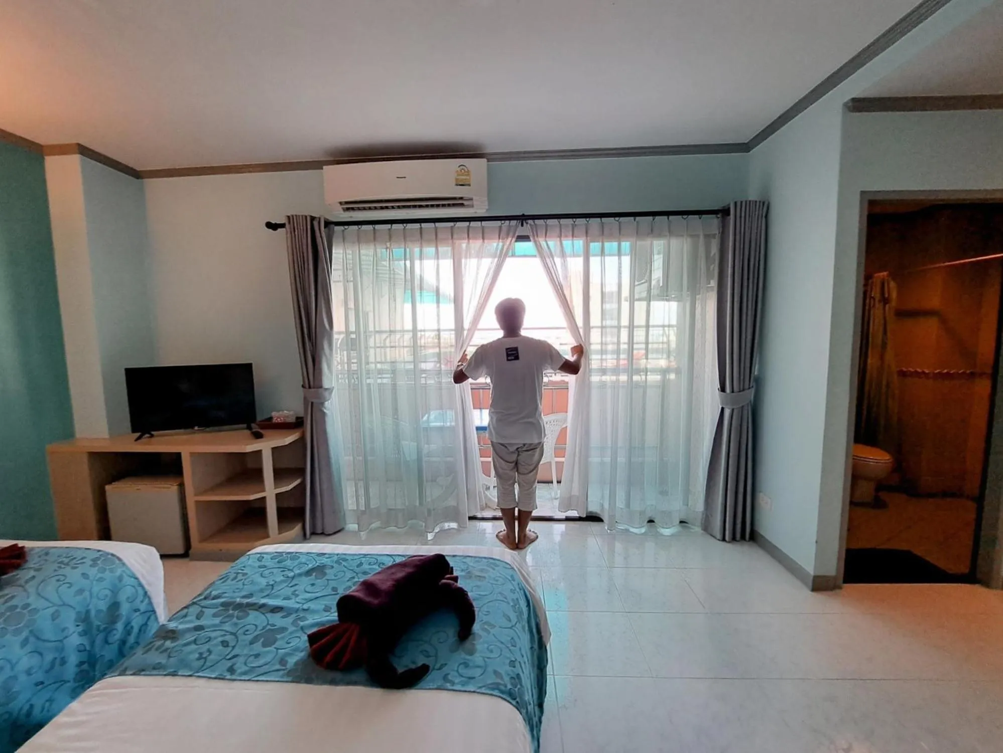 People, Bed in Thipurai City Hotel