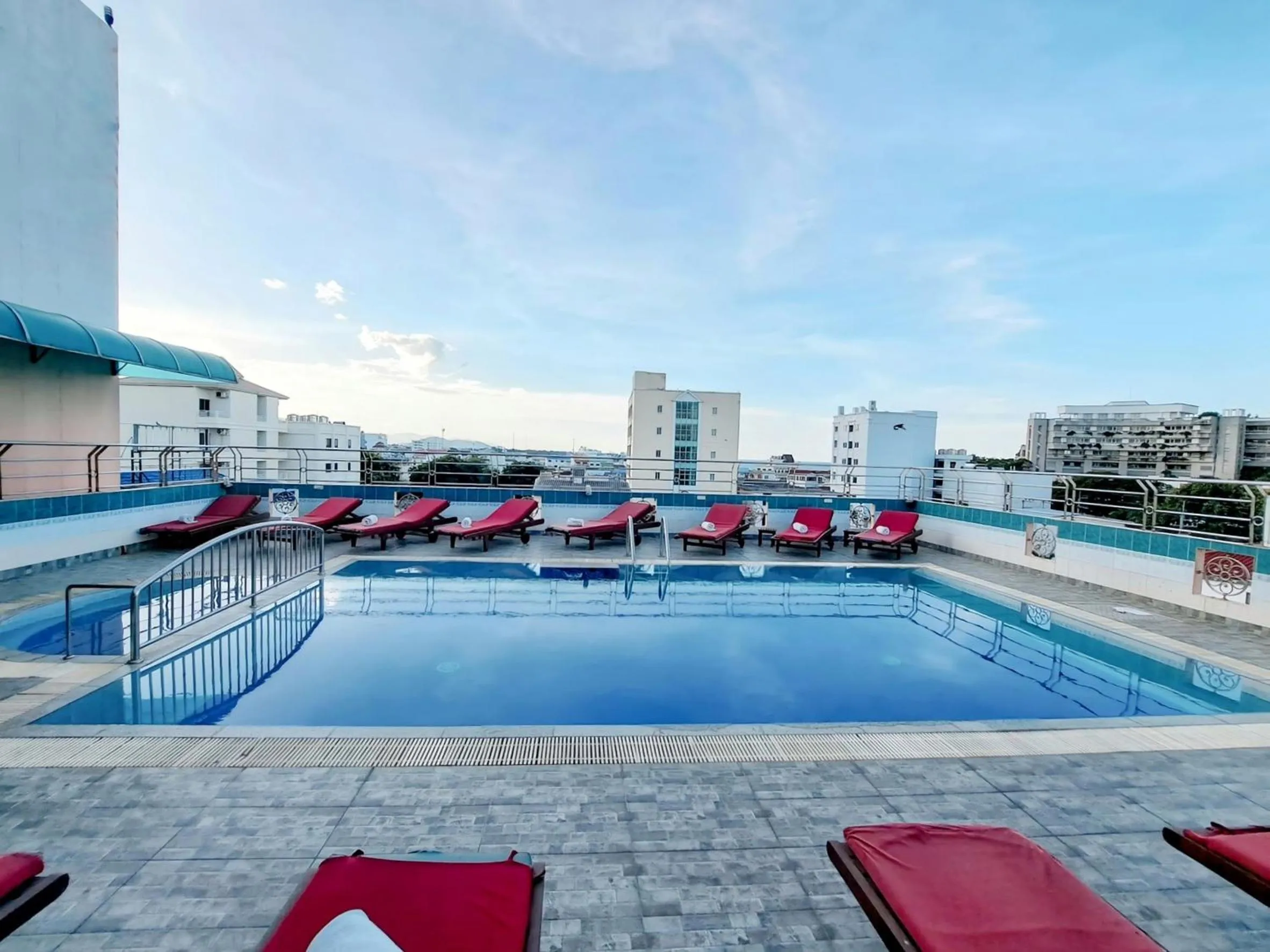 Swimming pool in Thipurai City Hotel