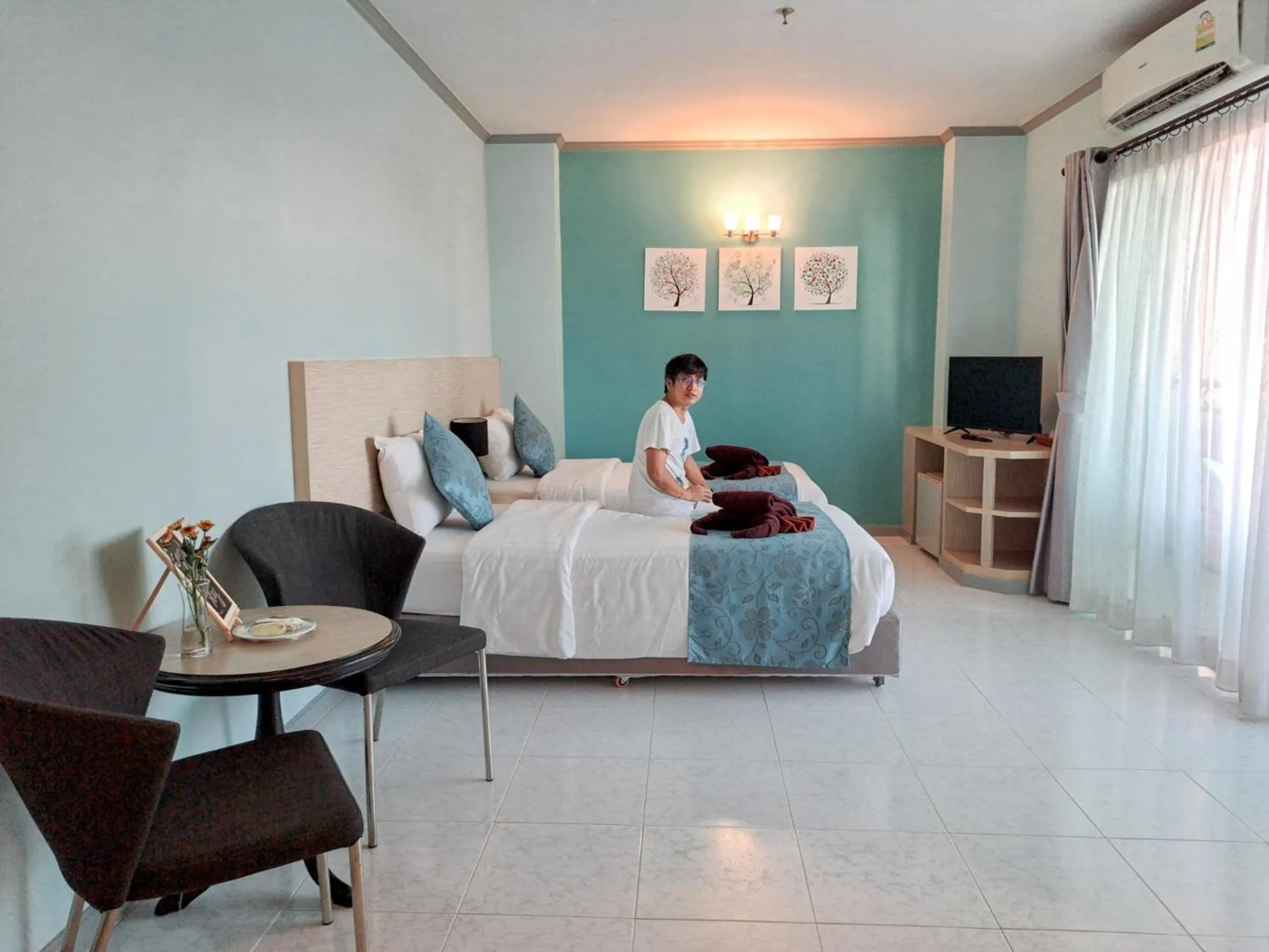 People, Bed in Thipurai City Hotel