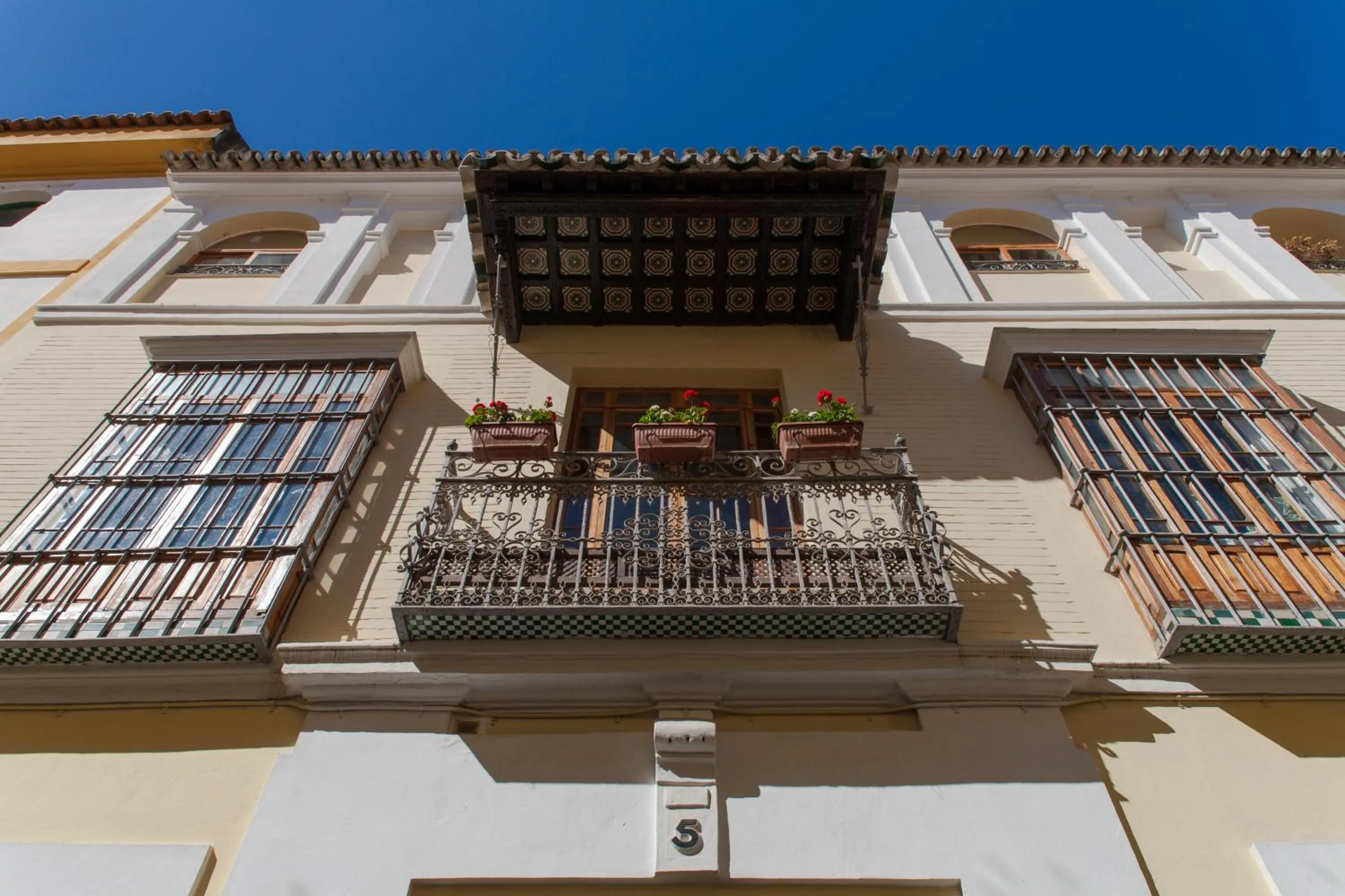 Facade/entrance in La Casa del Conde de Gelves Apartments