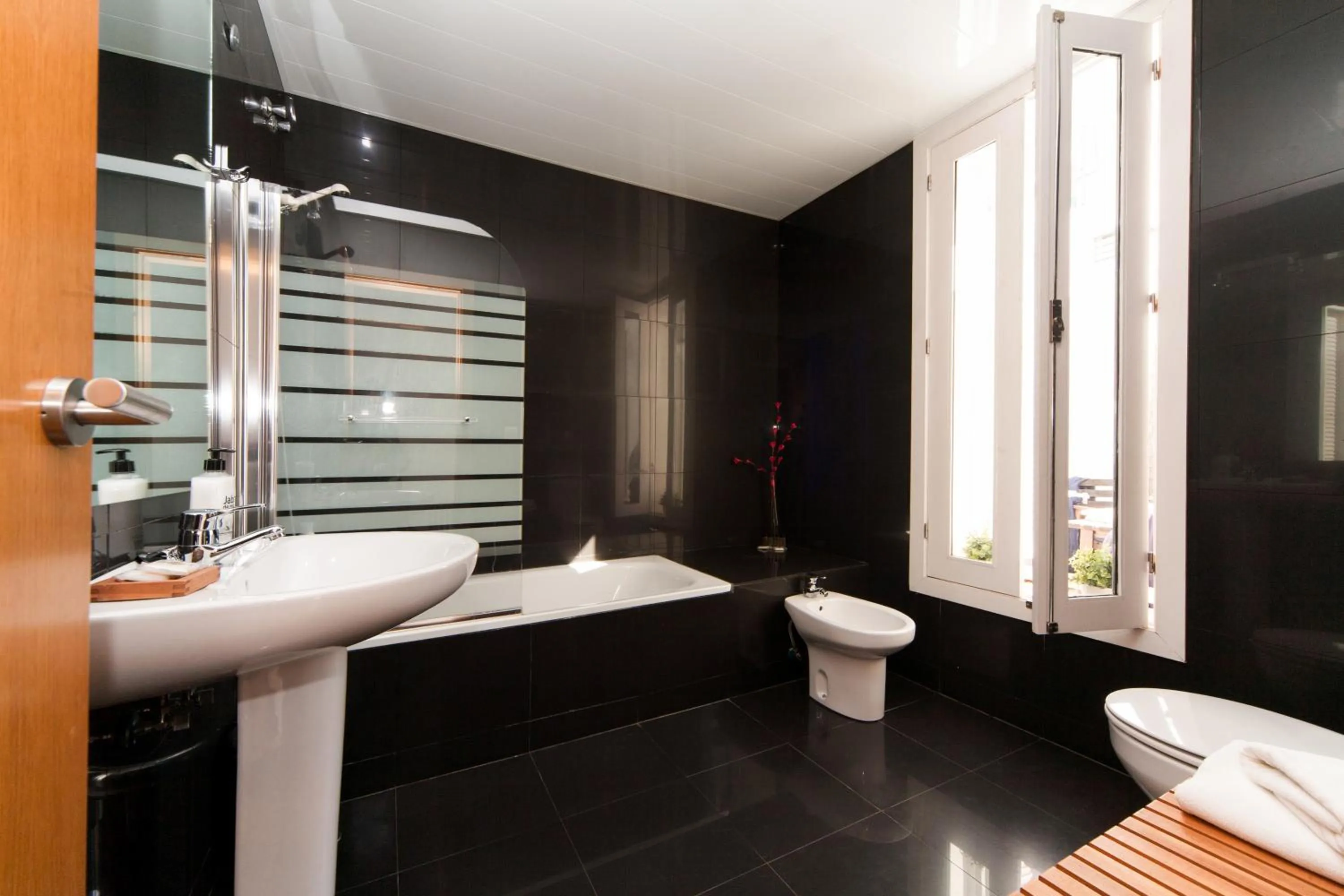 Bathroom in La Casa del Conde de Gelves Apartments