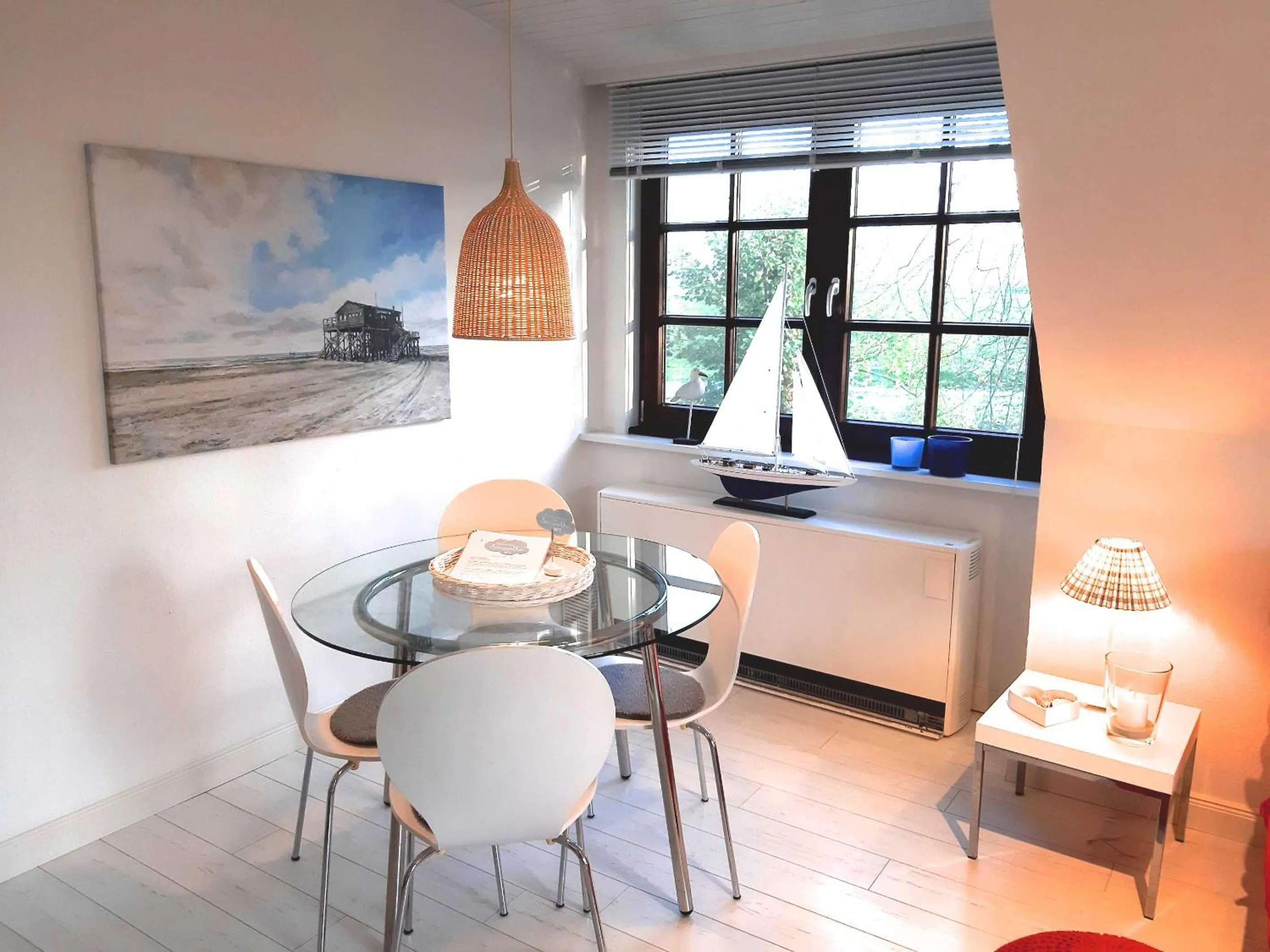 Dining area in Seewolke Nr1 Nr2 Nr3 Katingsiel be