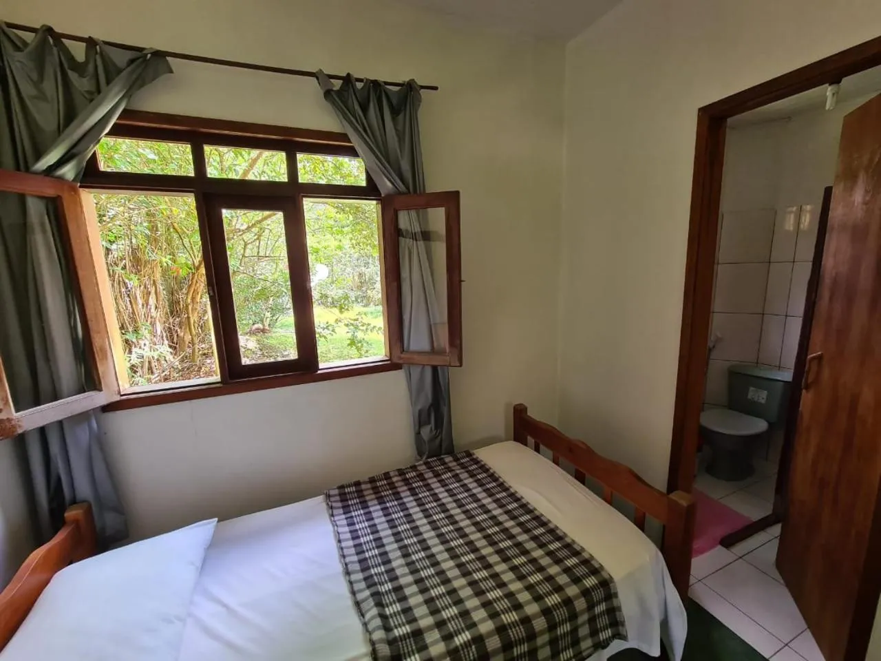 Bathroom, Bed in Casa da Trilha
