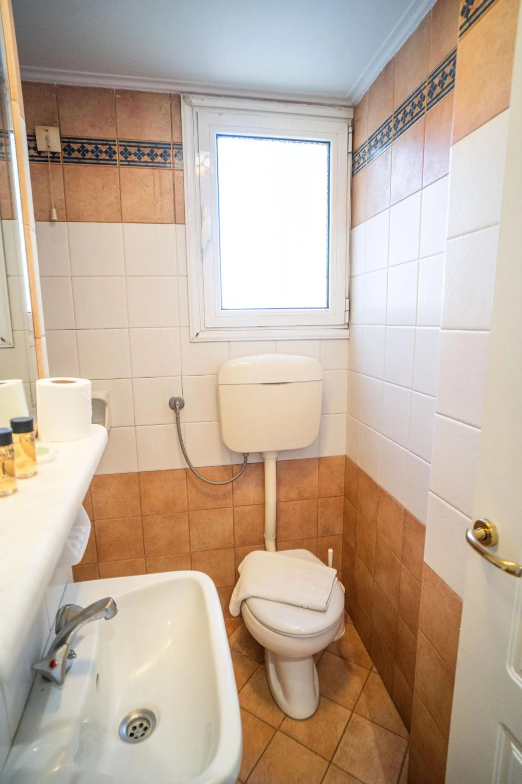 Toilet in Eva Hotel Piraeus