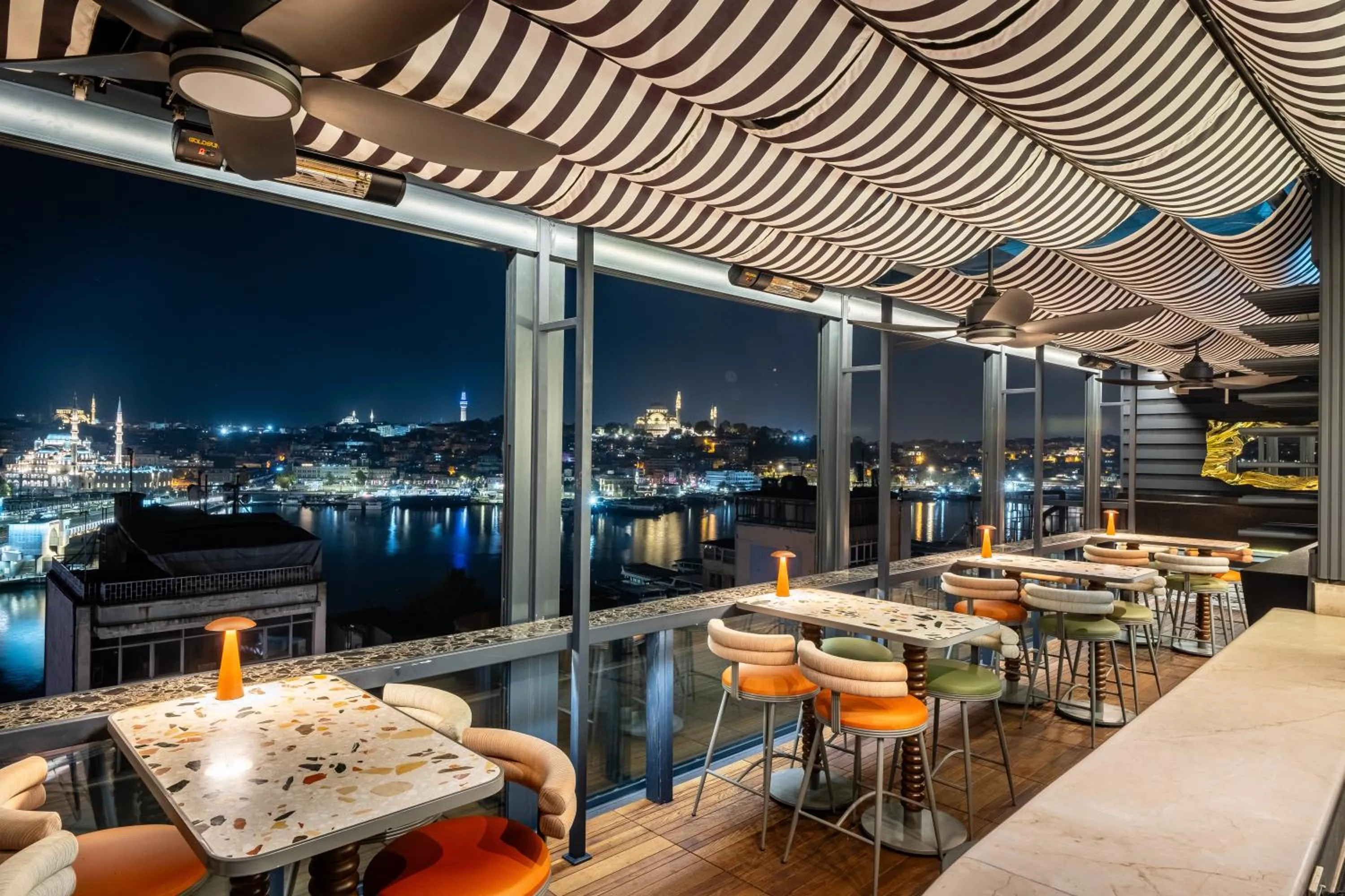 Restaurant/places to eat in Hotel Momento Golden Horn