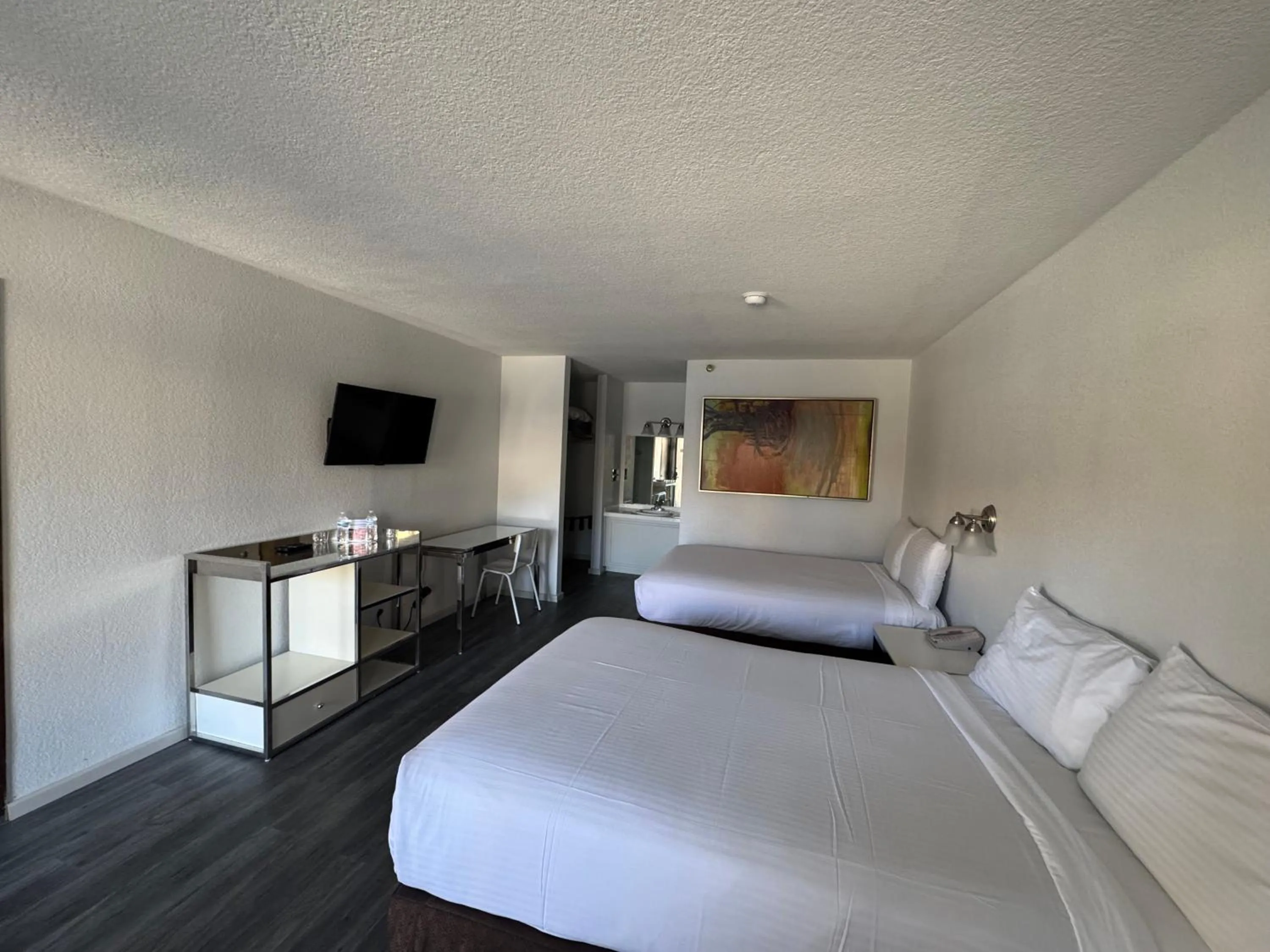 Photo of the whole room, Bed in The New Pioneer