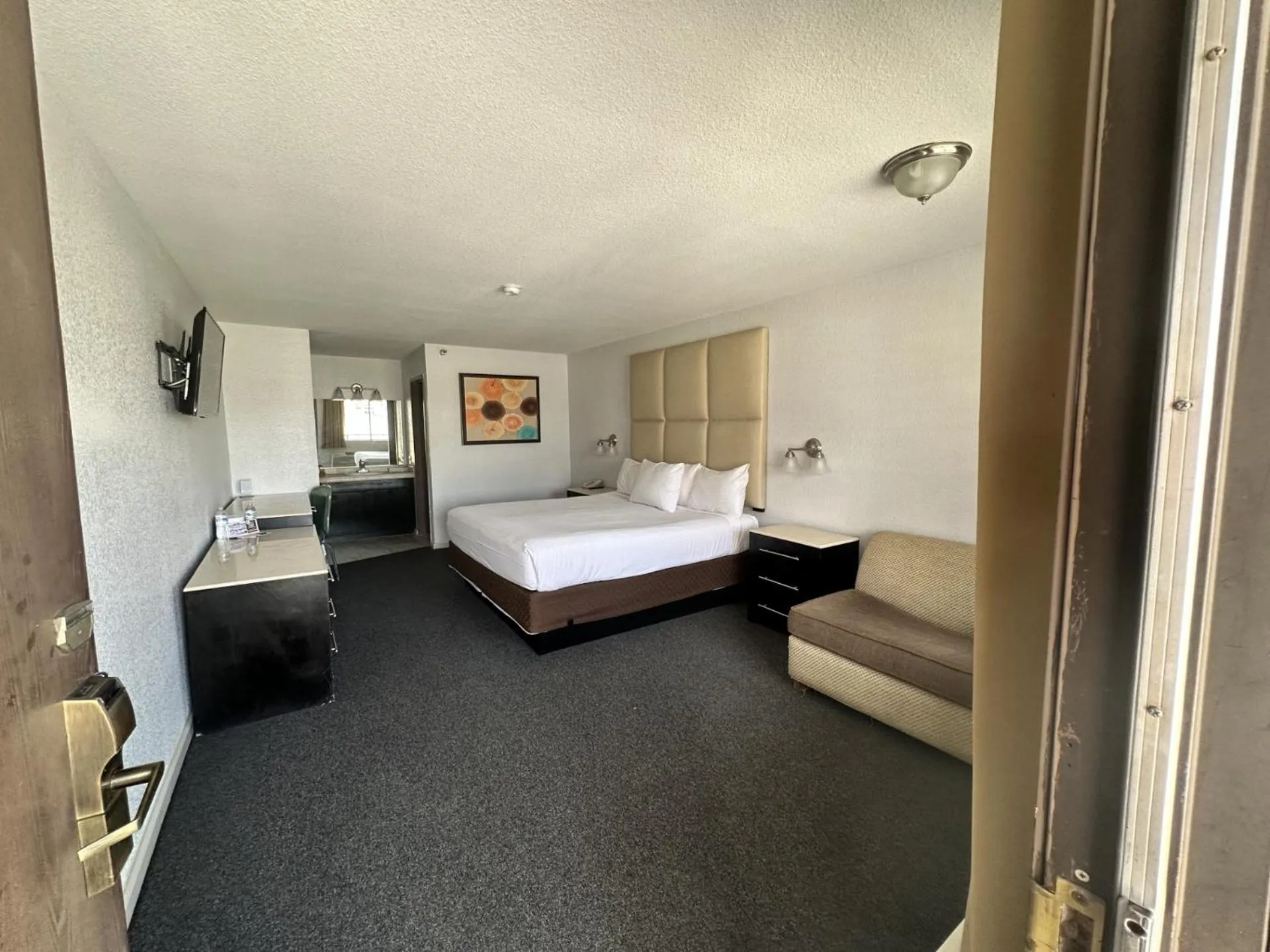 Photo of the whole room, Bed in The New Pioneer