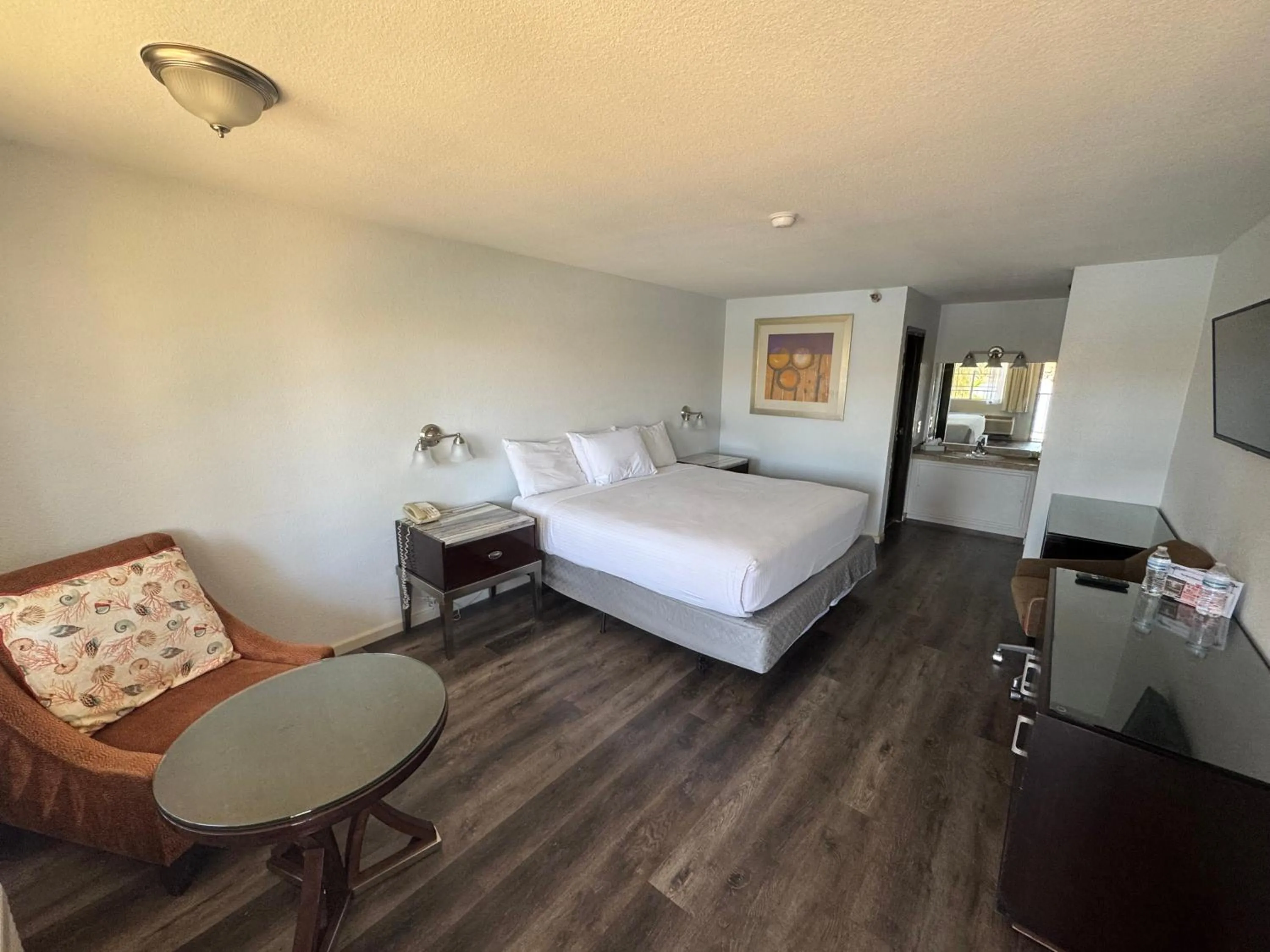 Photo of the whole room, Bed in The New Pioneer