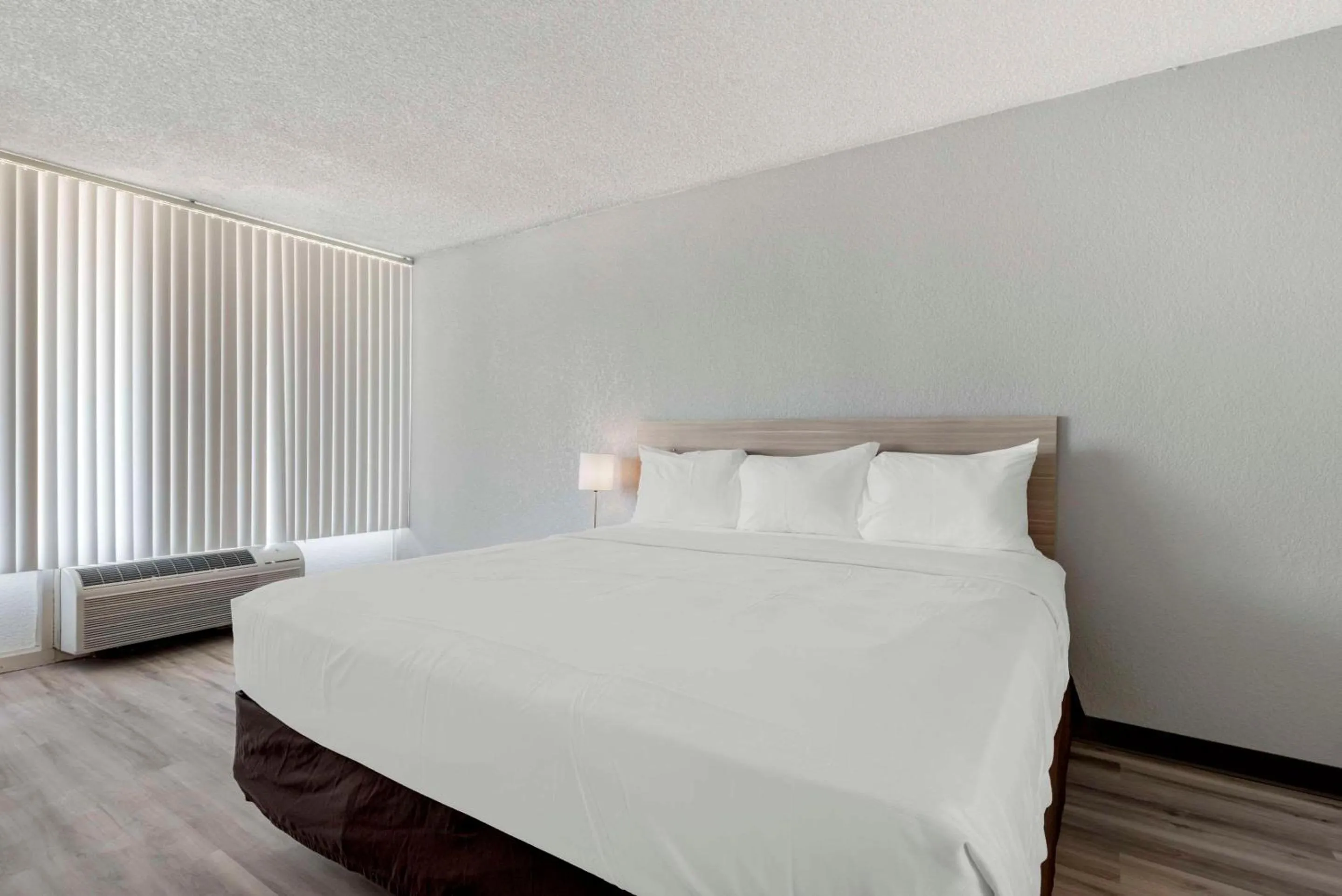 Bedroom, Bed in Suburban Studios Pueblo North