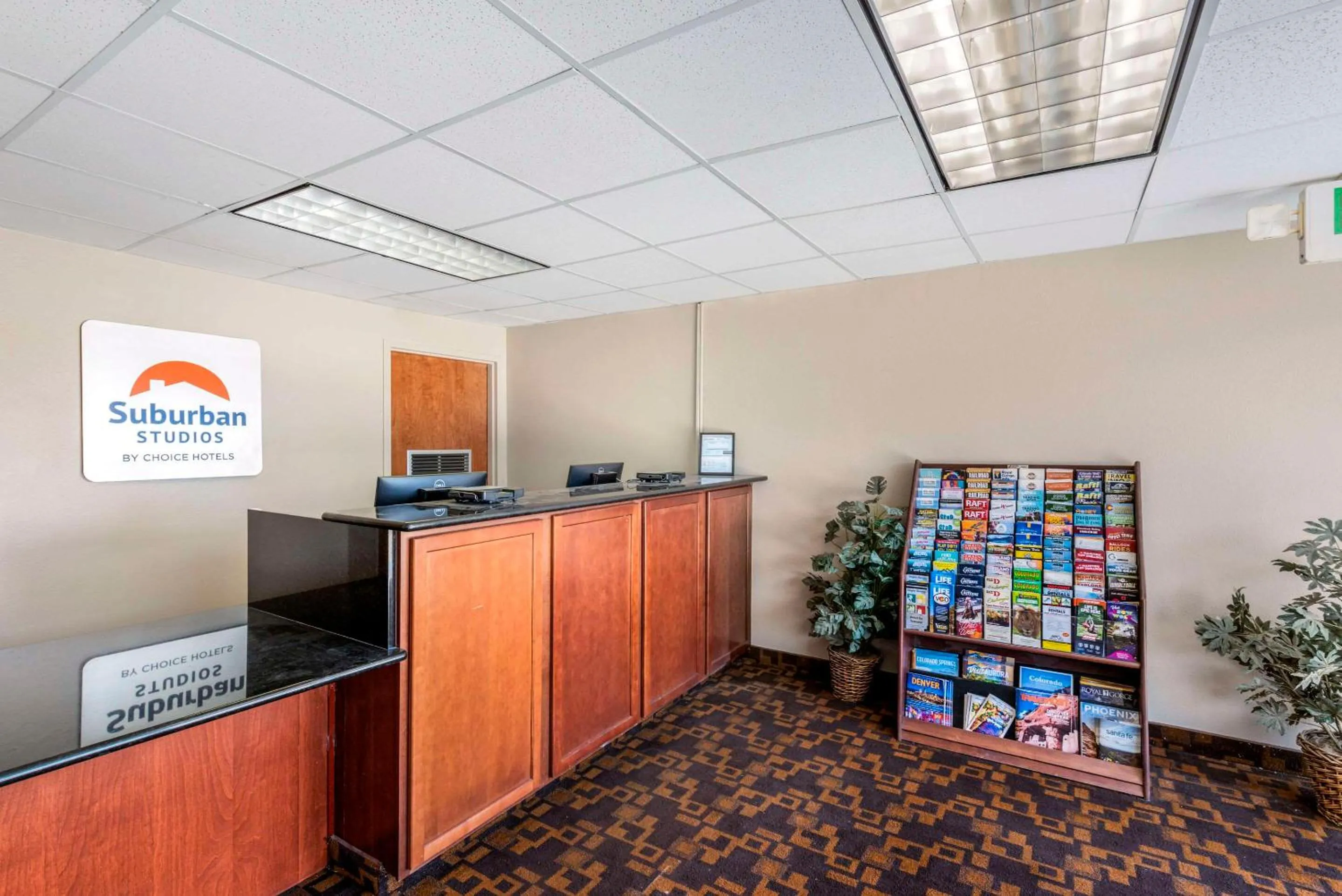 Lobby or reception in Suburban Studios Pueblo North