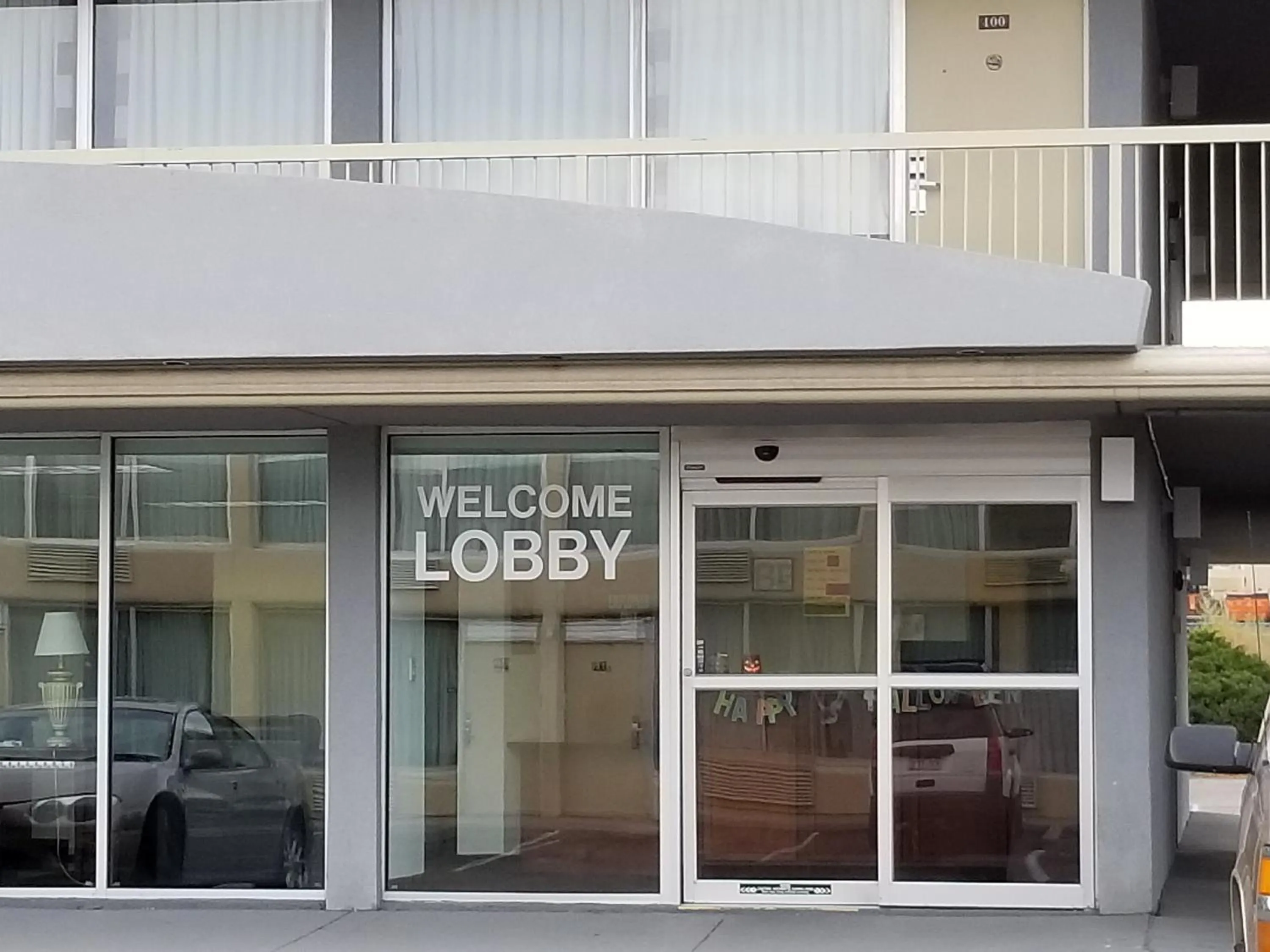 Facade/entrance in Suburban Studios Pueblo North