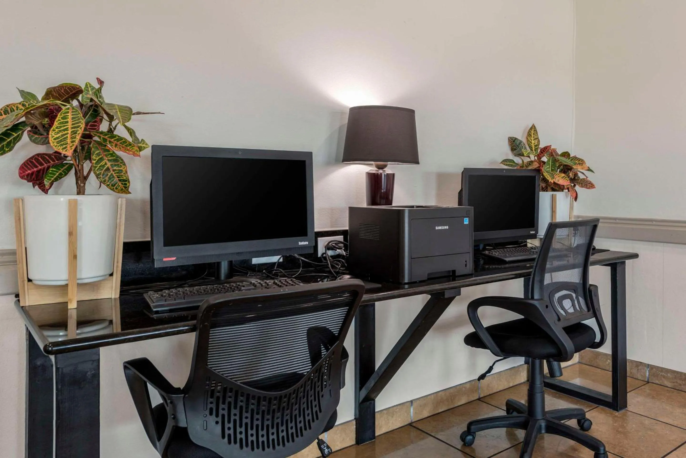 Business facilities in Suburban Studios Pueblo North