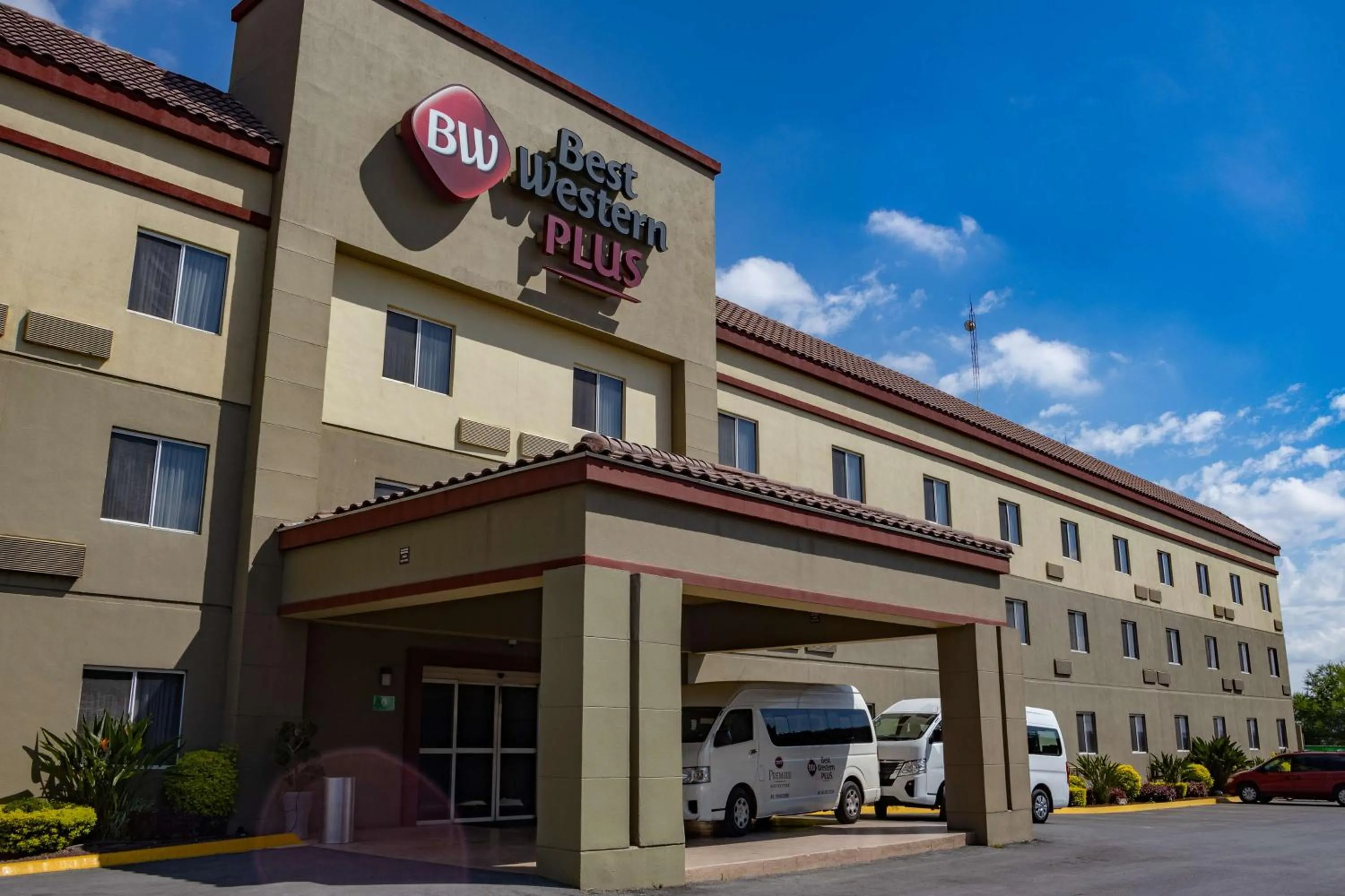 Property building in Best Western PLUS Monterrey Airport