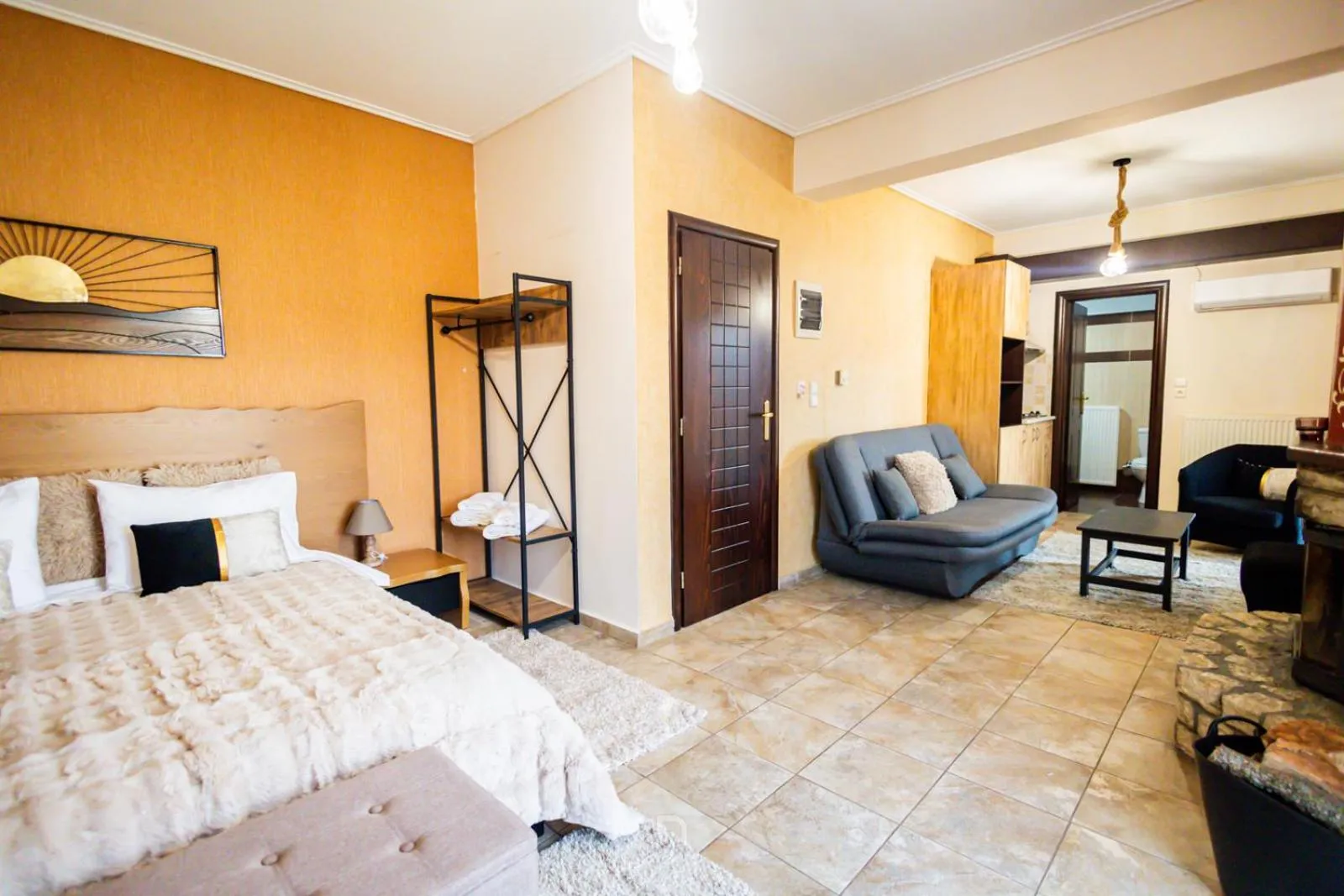 Photo of the whole room, Bed in Enastron