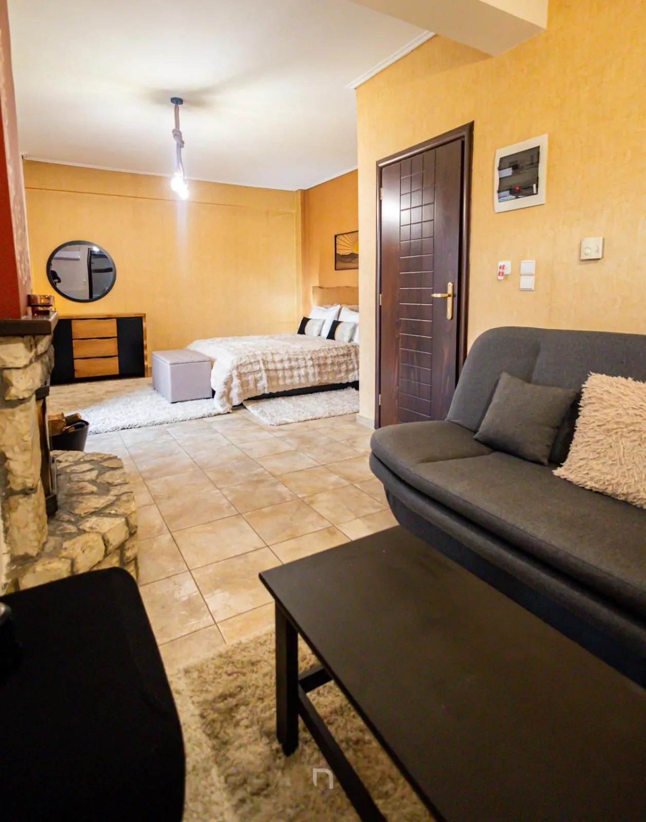 Photo of the whole room, Bed in Enastron