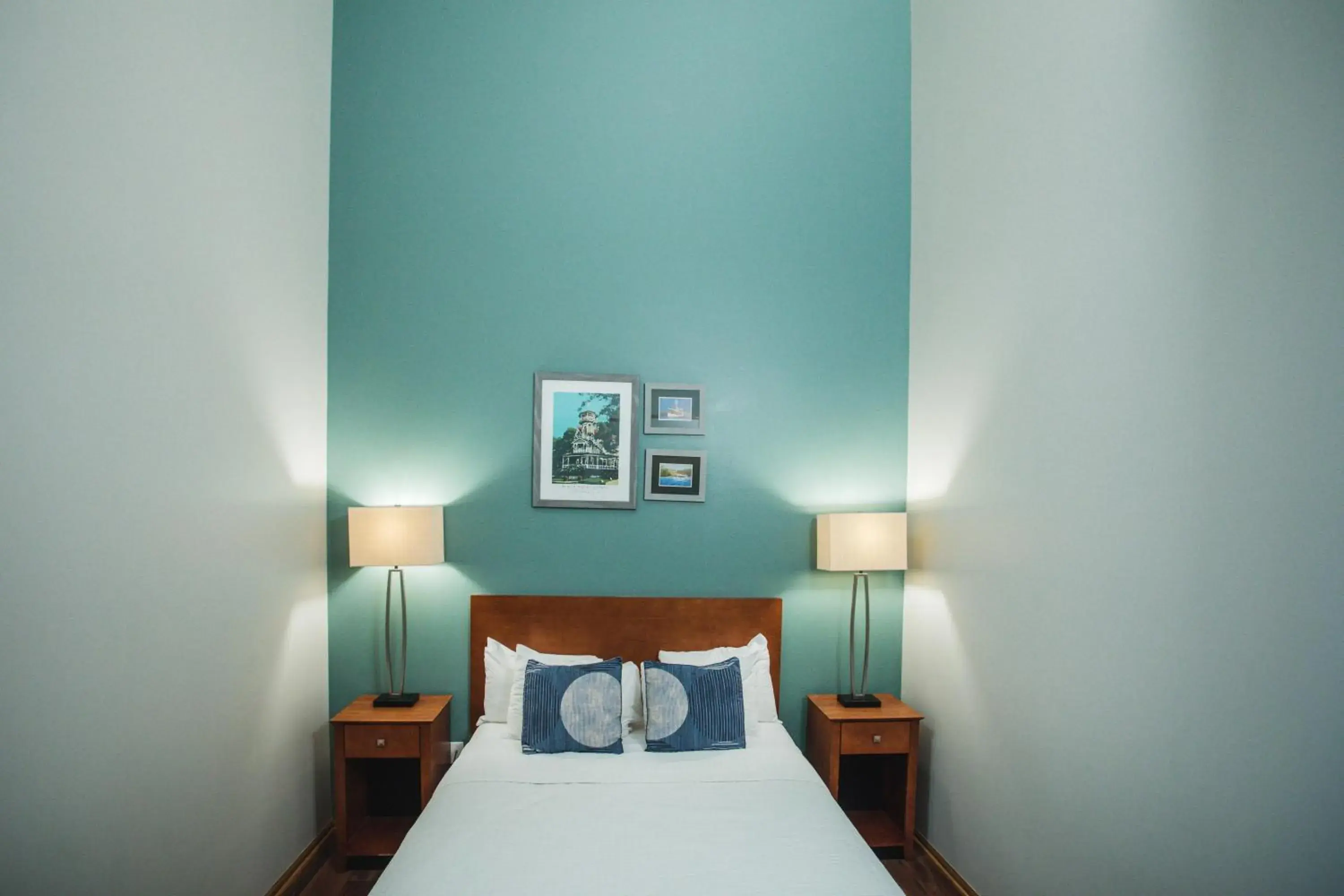 Bed in The Cove of Lake Geneva Bed in The Cove of Lake Geneva