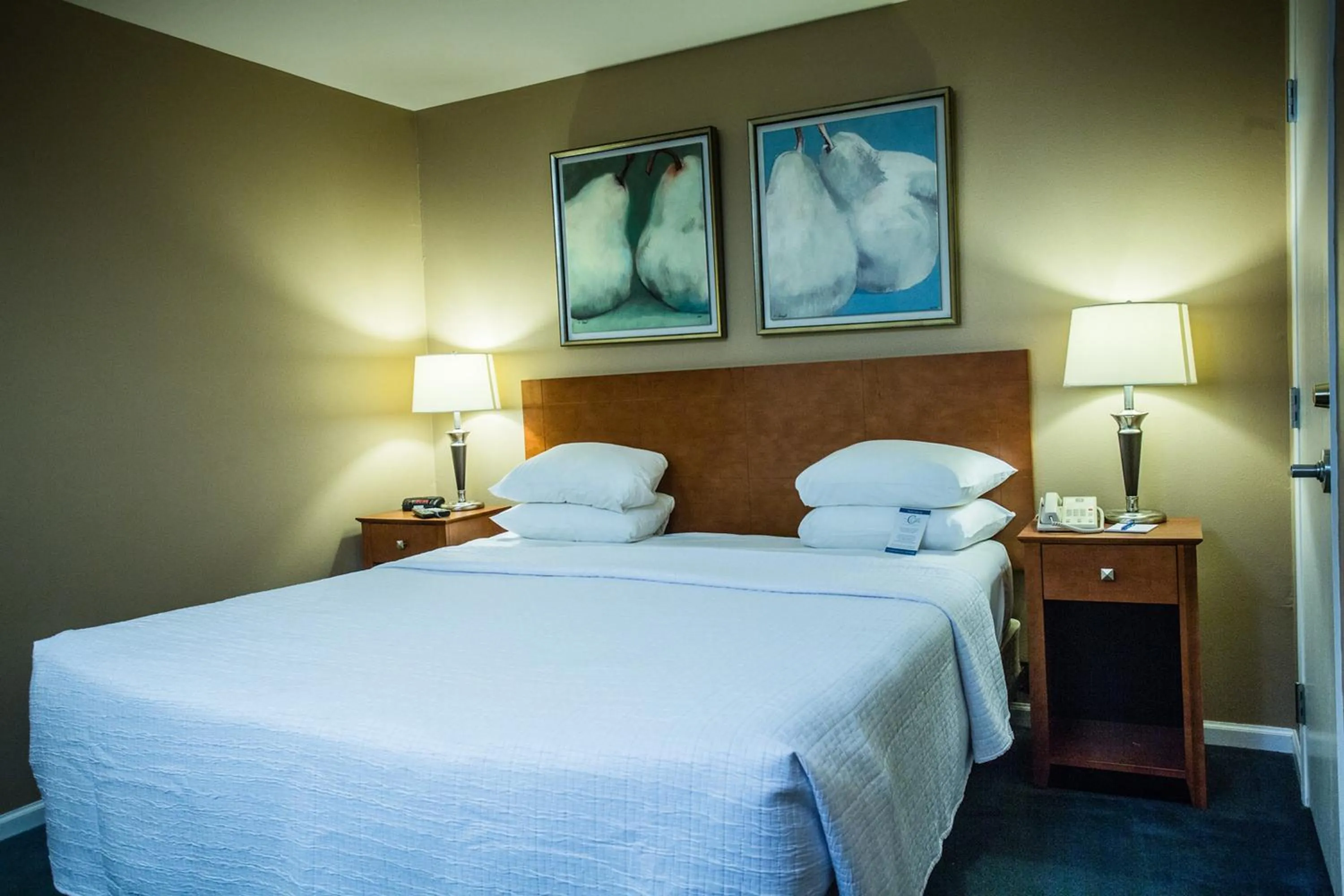 Bedroom, Bed in The Cove of Lake Geneva