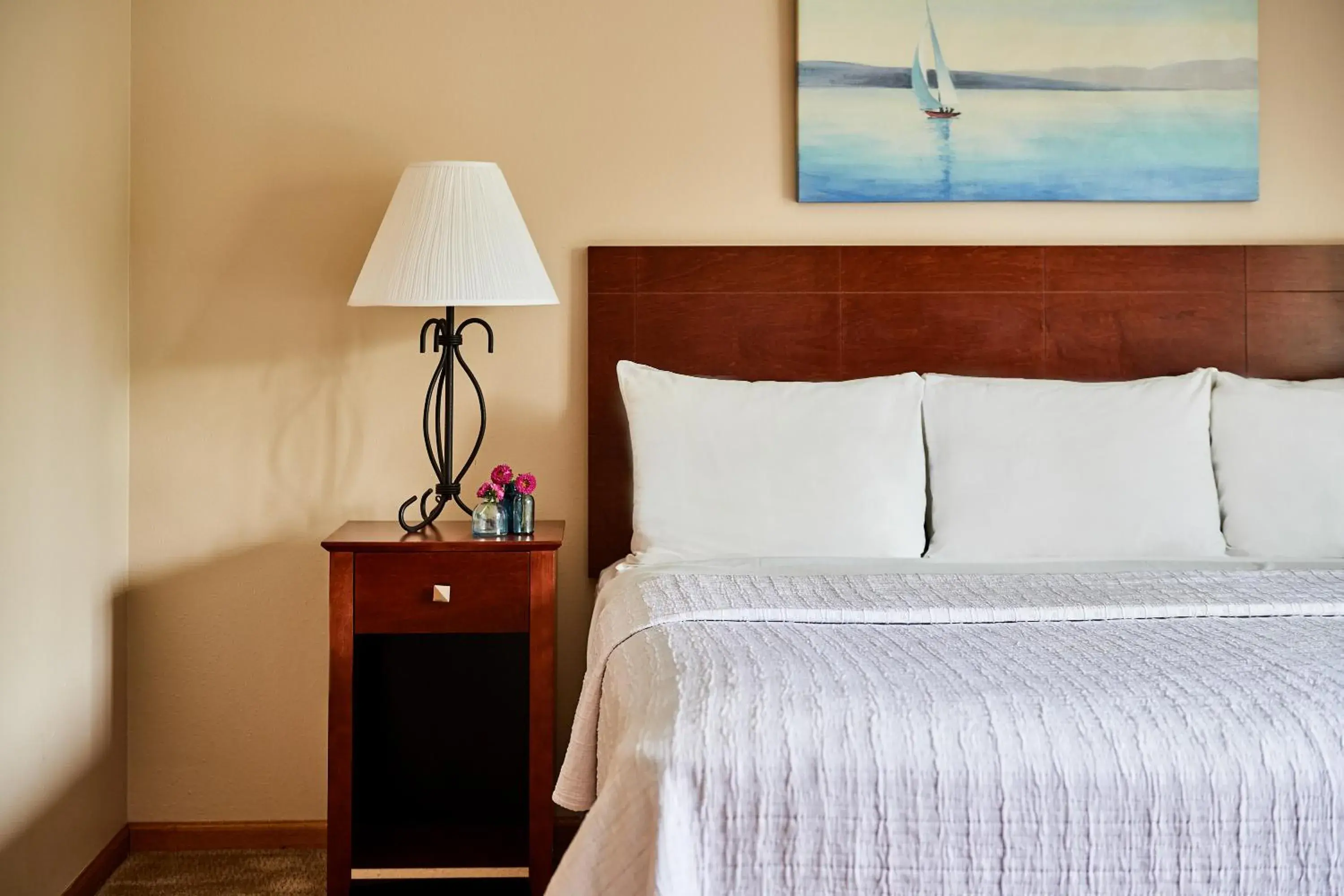 Bed in The Cove of Lake Geneva Bed in The Cove of Lake Geneva