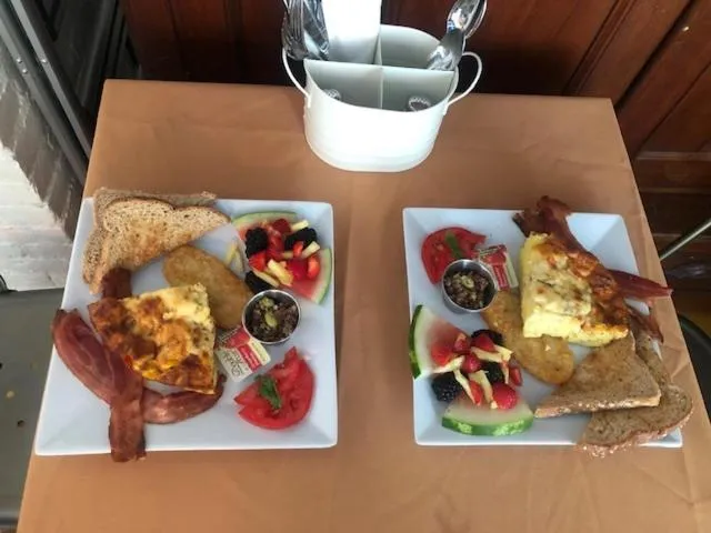 Breakfast in La Belle Victorienne