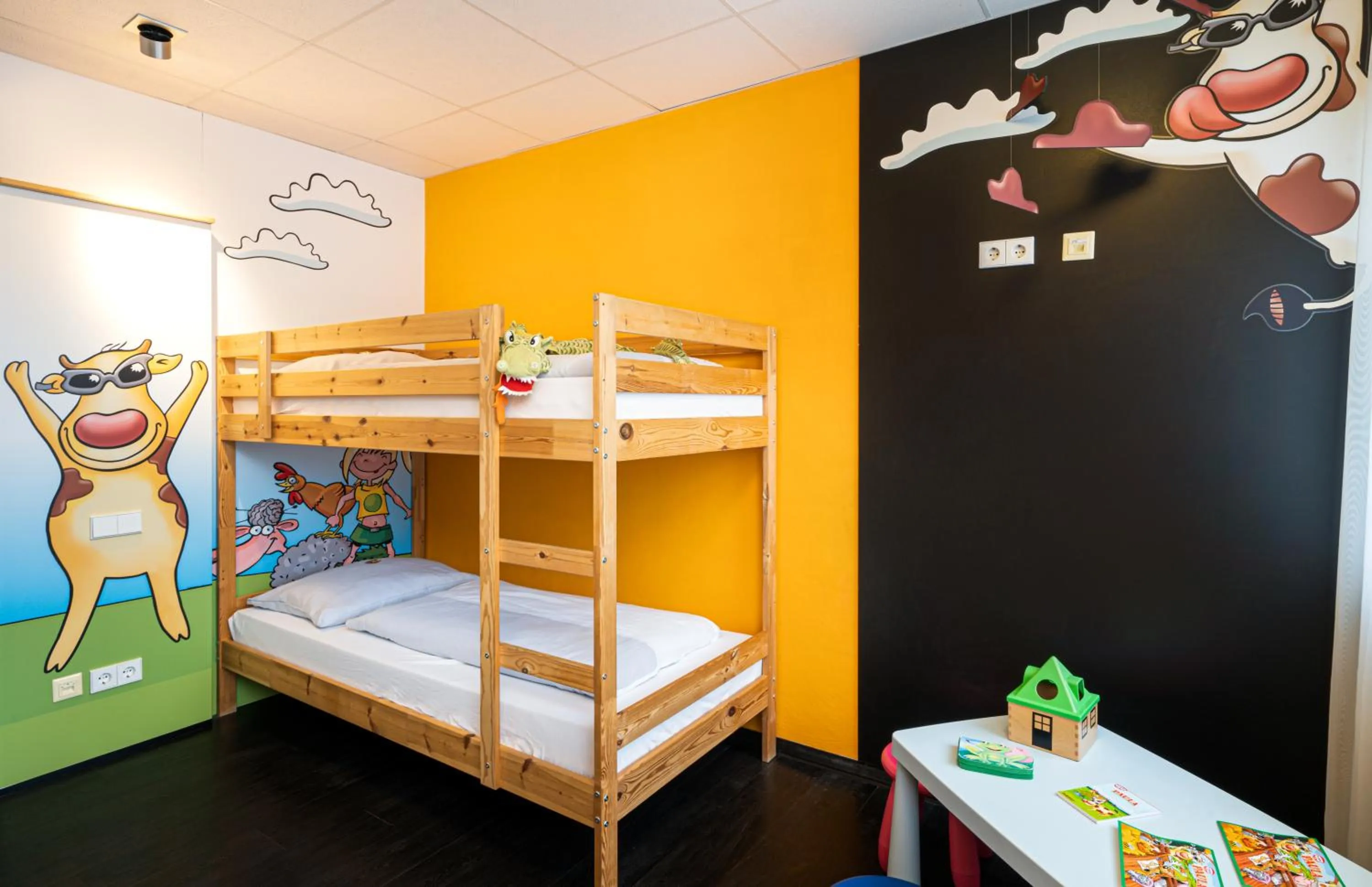 bunk bed, Bed in Food Hotel