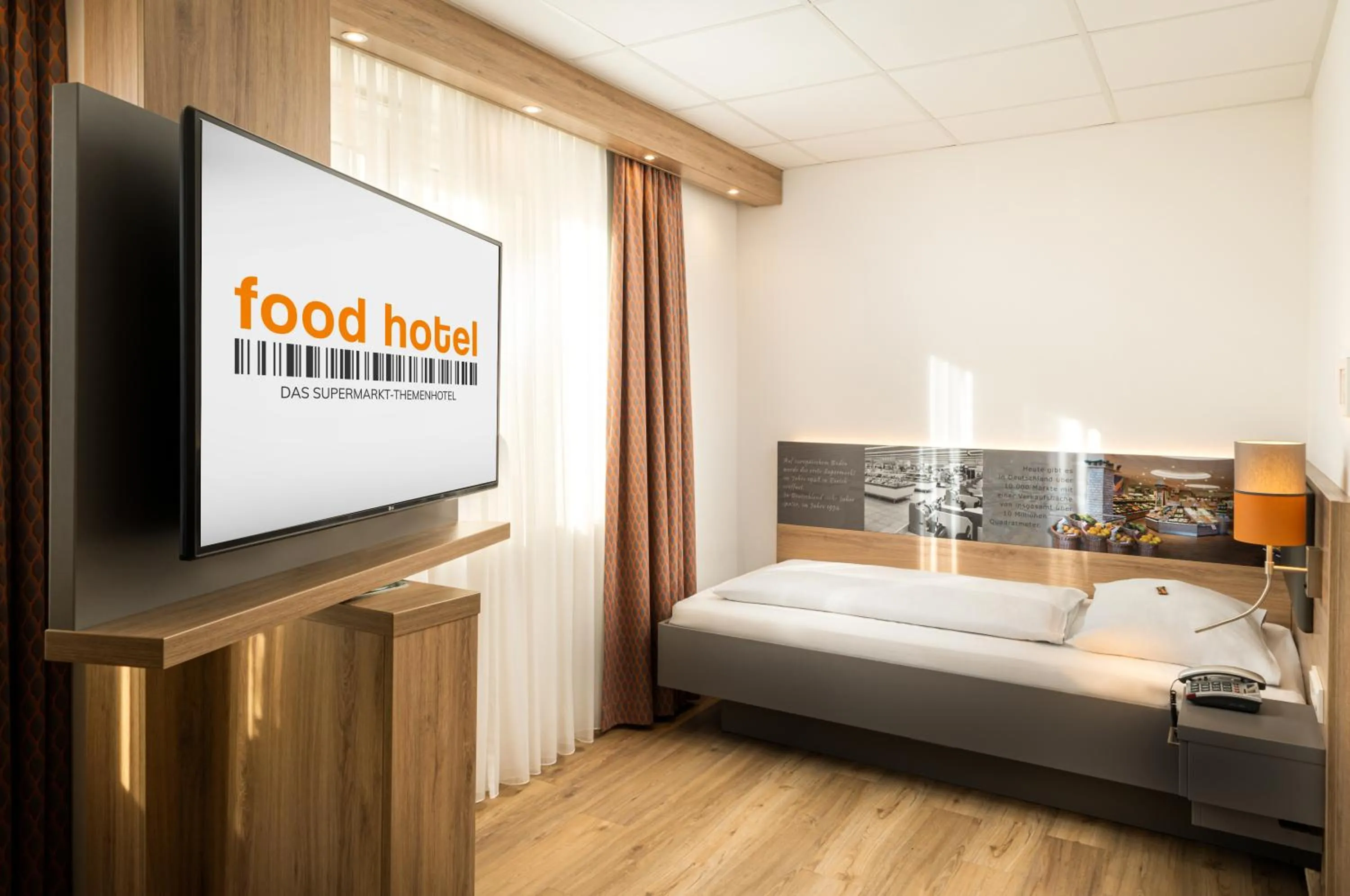 Photo of the whole room, Bed in Food Hotel