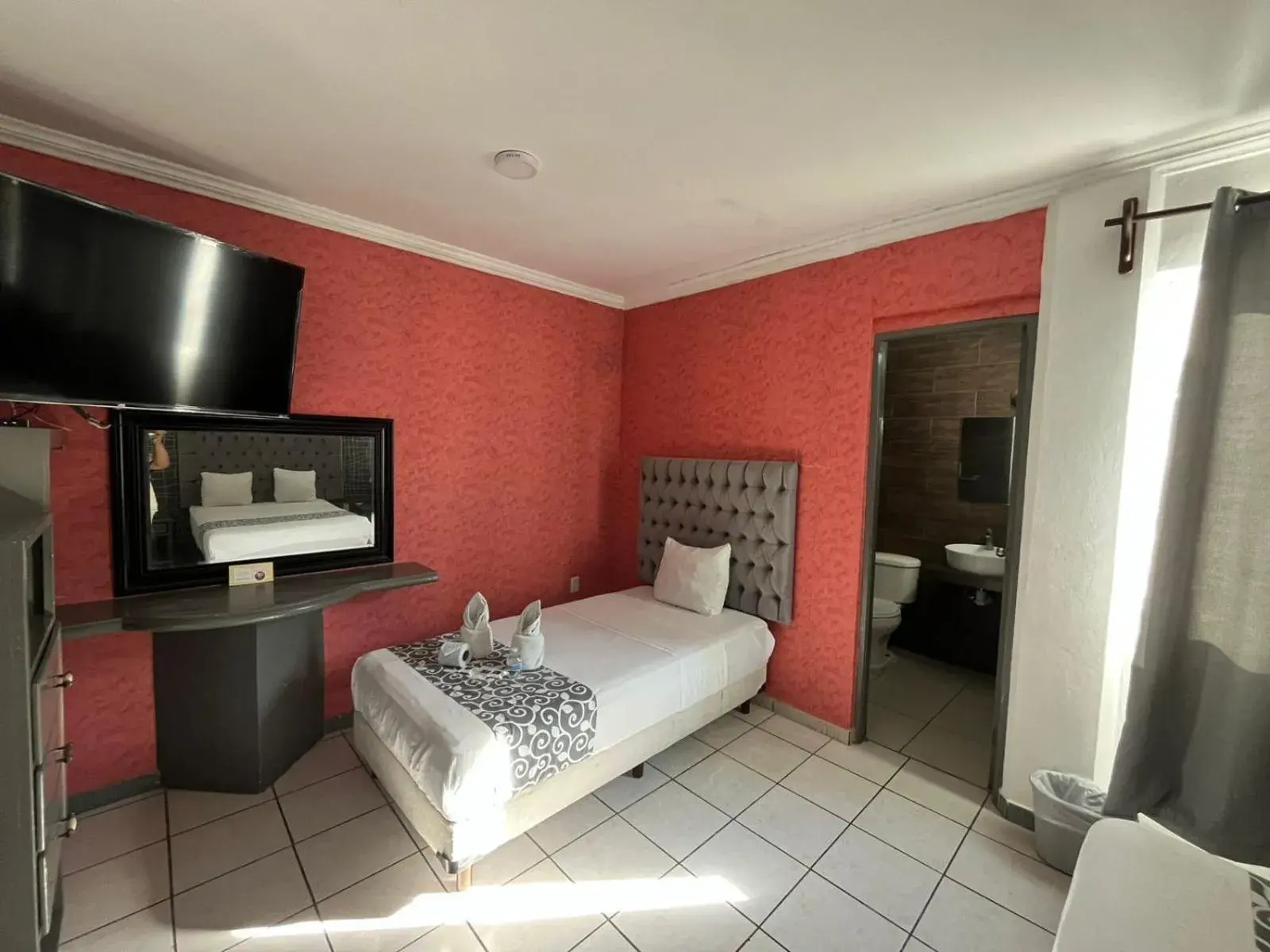 Small Twin Room in Hotel & Suites Bausan Small Twin Room in Hotel & Suites Bausan