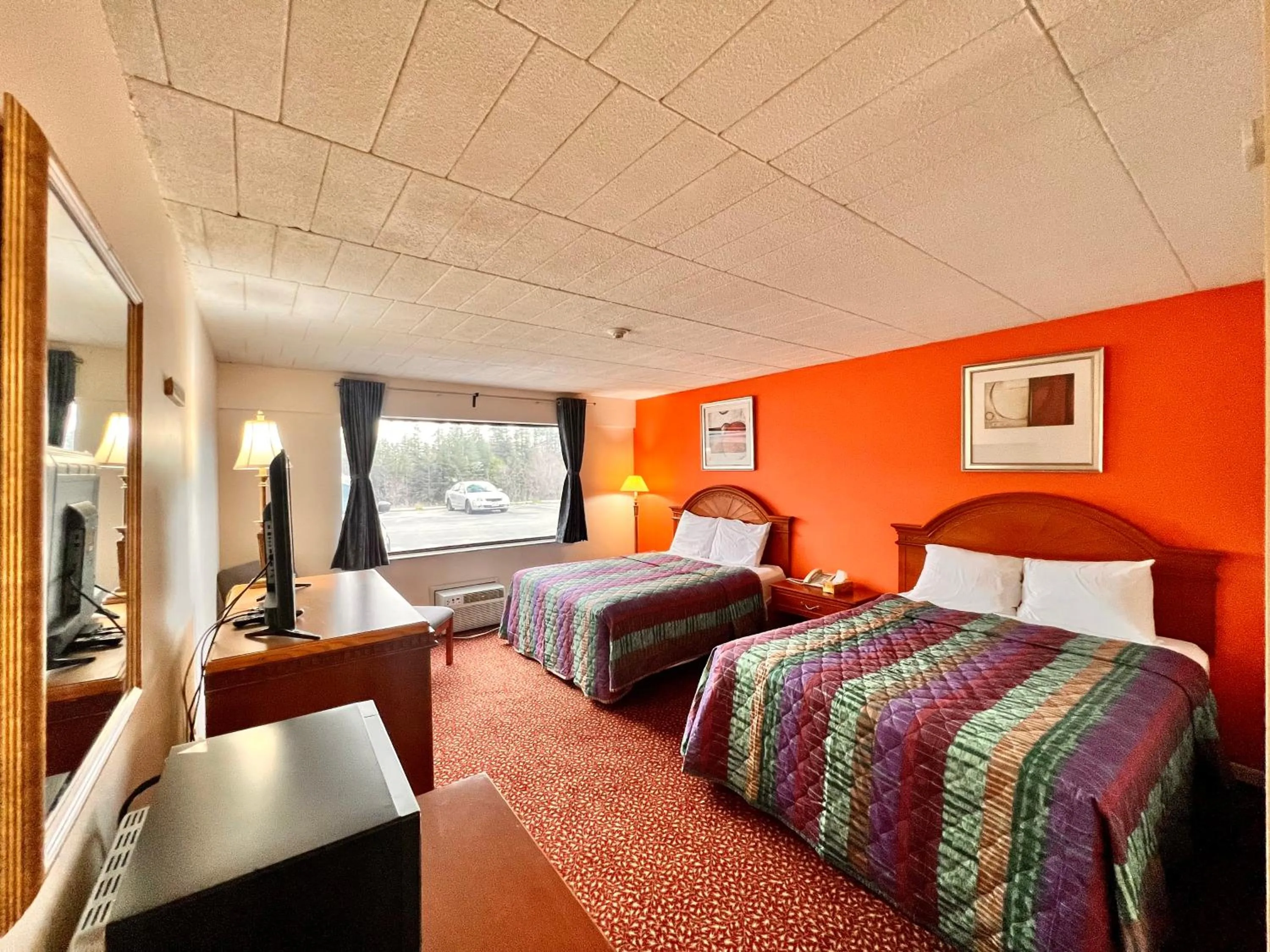 Bed in Lively Inn and Suites - Sudbury