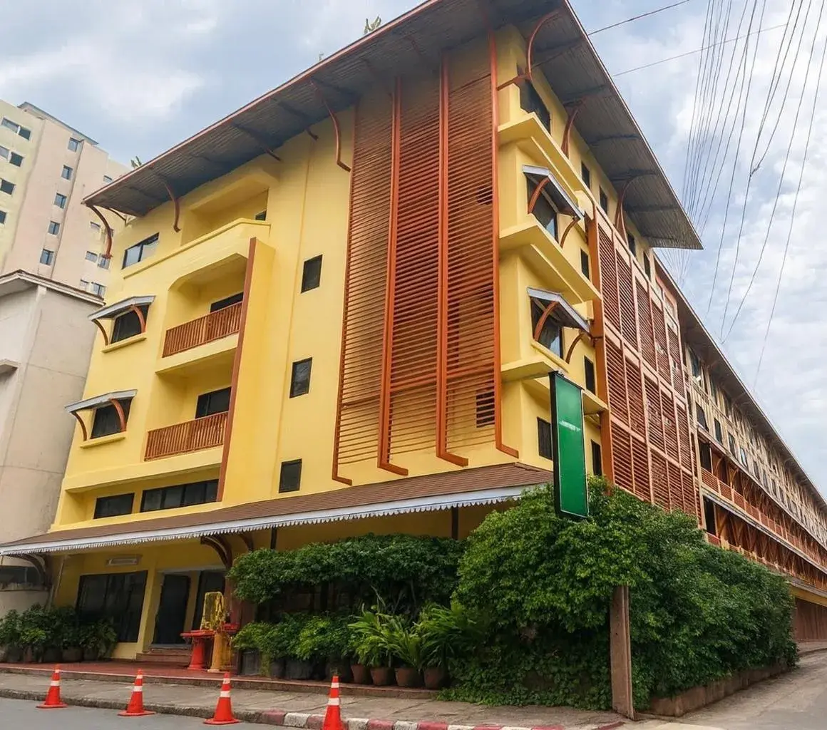 Property building in Woraburi Sukhumvit Hotel Property building in Woraburi Sukhumvit Hotel