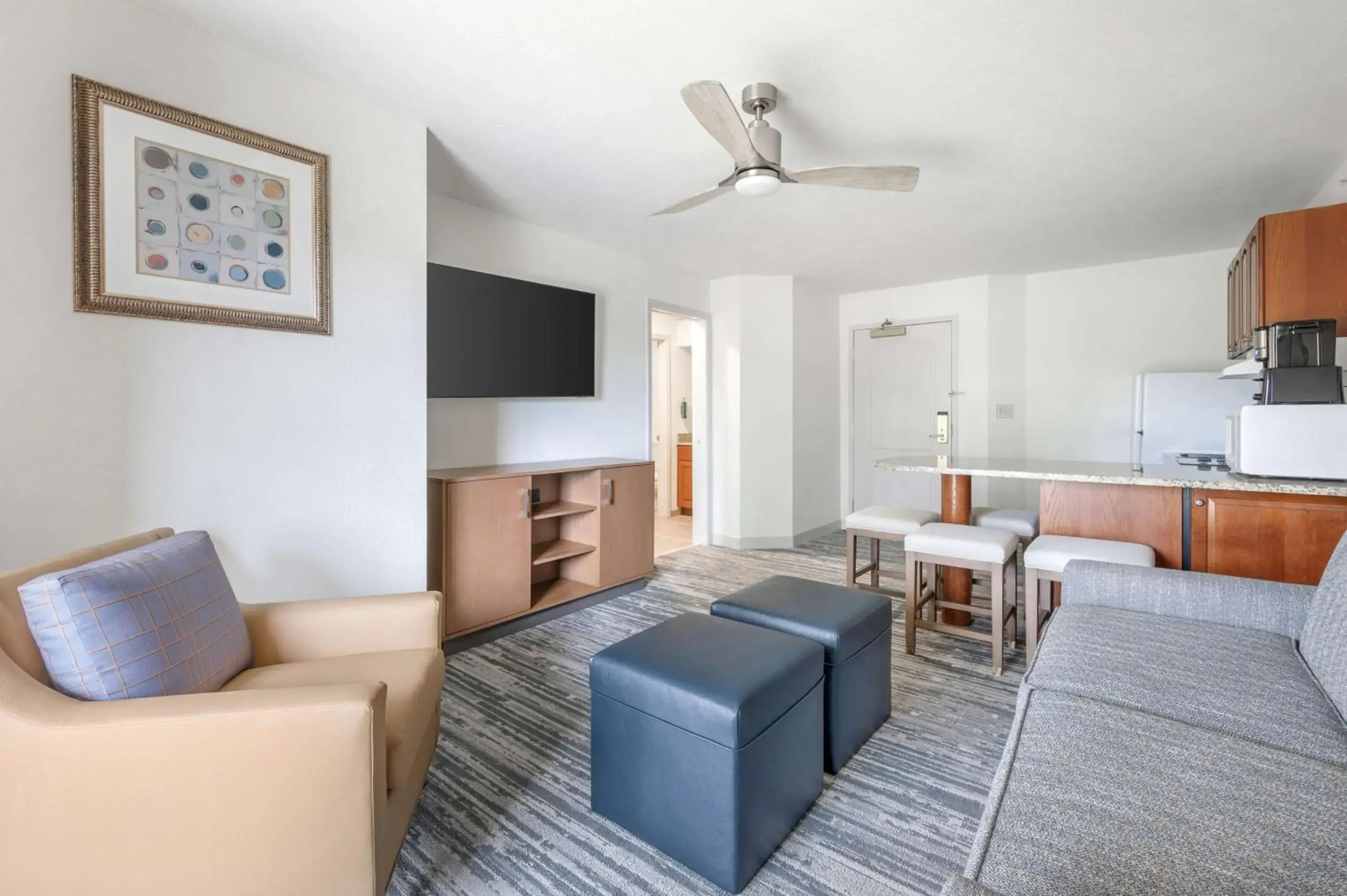 Living room in Hilton Vacation Club Varsity Club South Bend, IN Living room in Hilton Vacation Club Varsity Club South Bend, IN