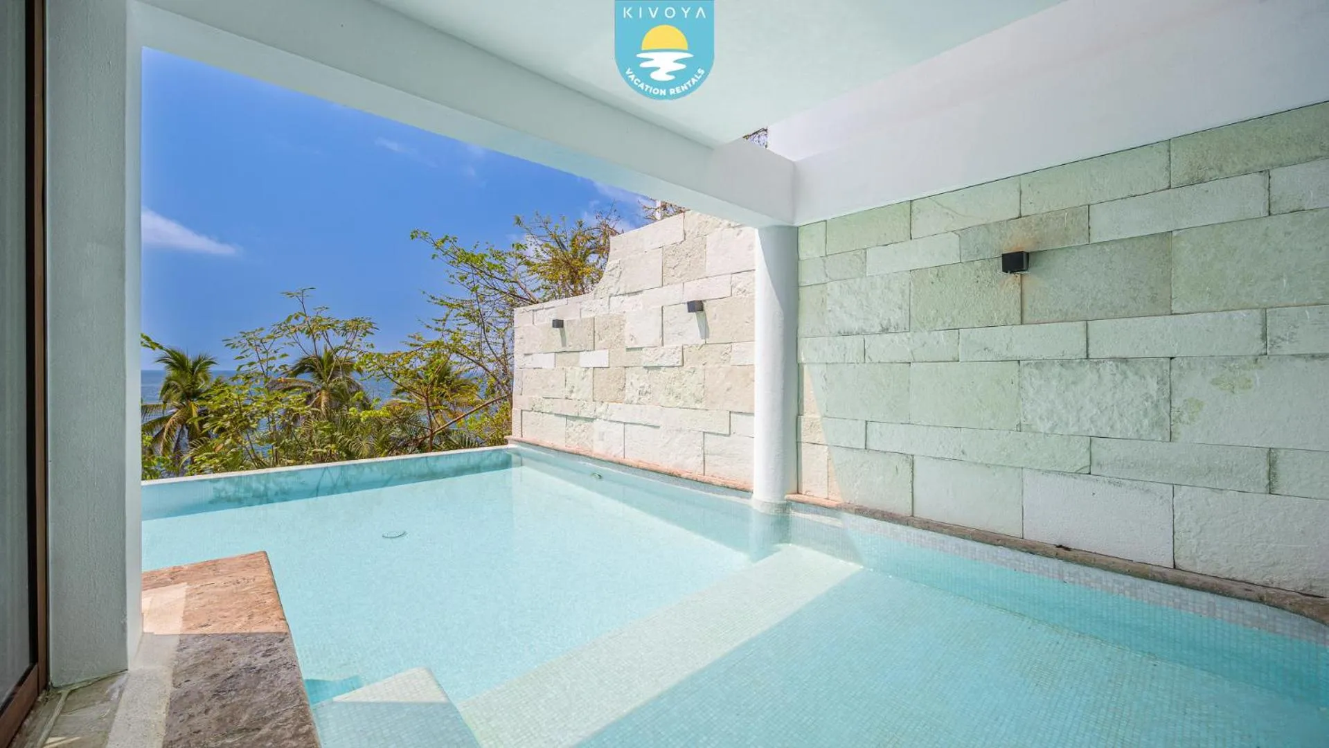 Swimming pool in Casa Bahía Linda by Kivoya