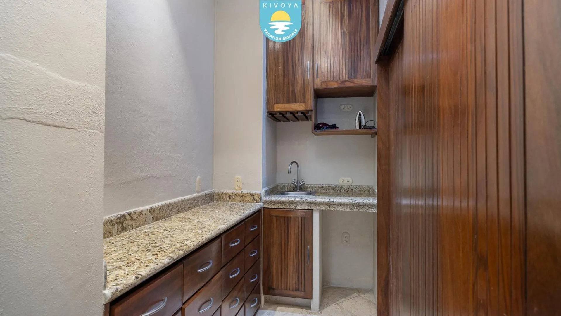 flat iron in Casa Bahía Linda by Kivoya