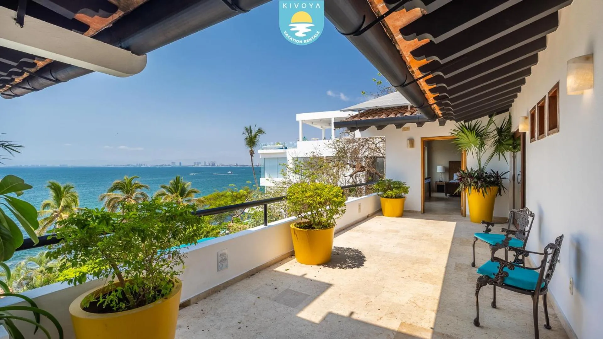 Patio in Casa Bahía Linda by Kivoya