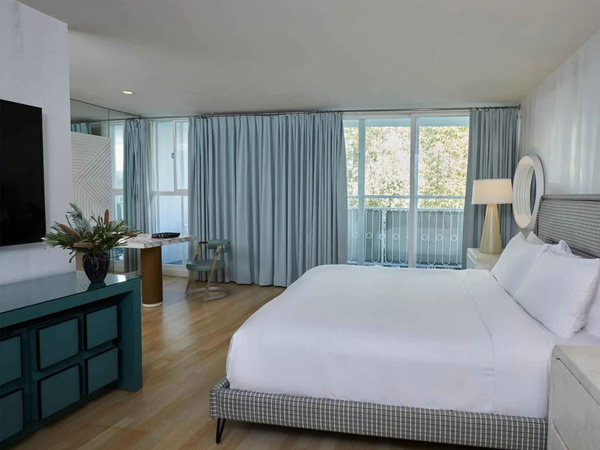 Bed in Avalon Hotel Beverly Hills, a Member of Design Hotels