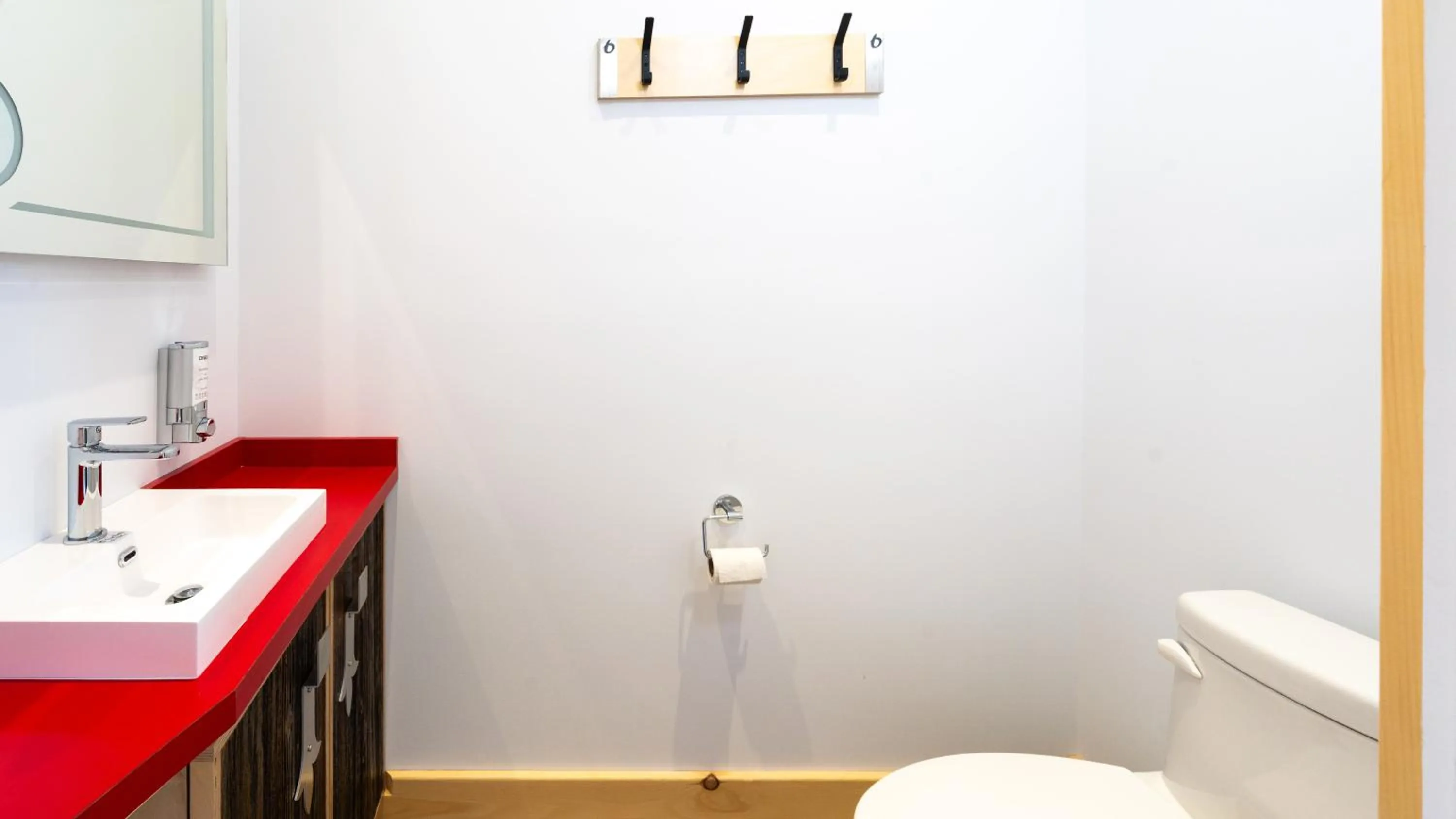 Toilet in Le Baluchon Éco-villégiature