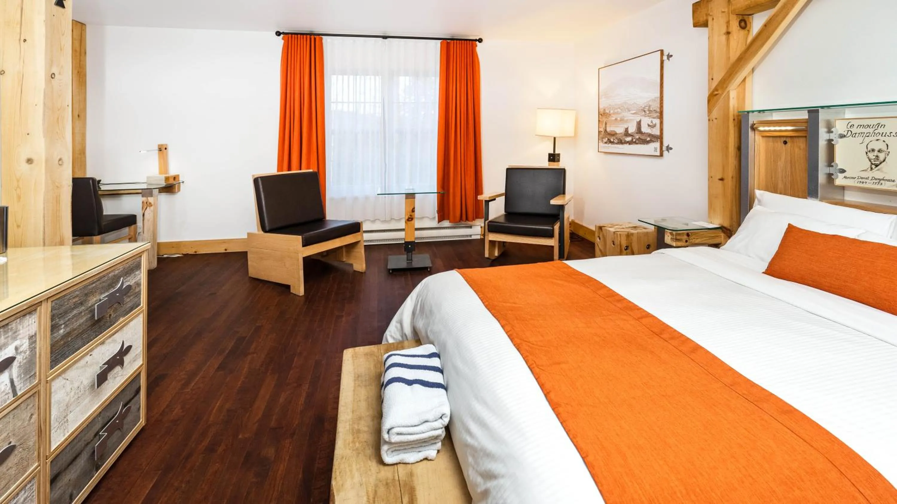 Seating area, Bed in Le Baluchon Éco-villégiature