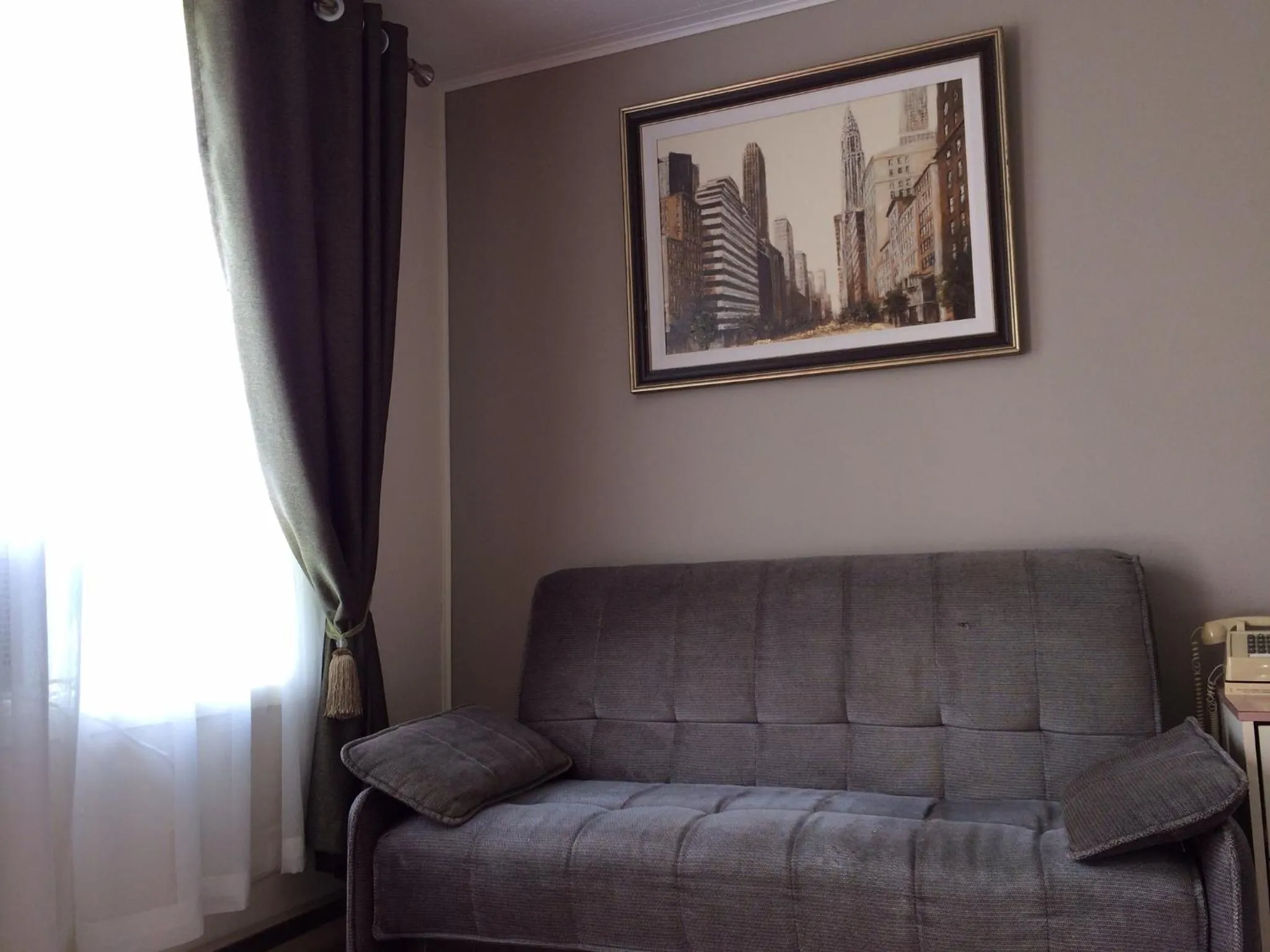 Day in Motel de la Pente Douce