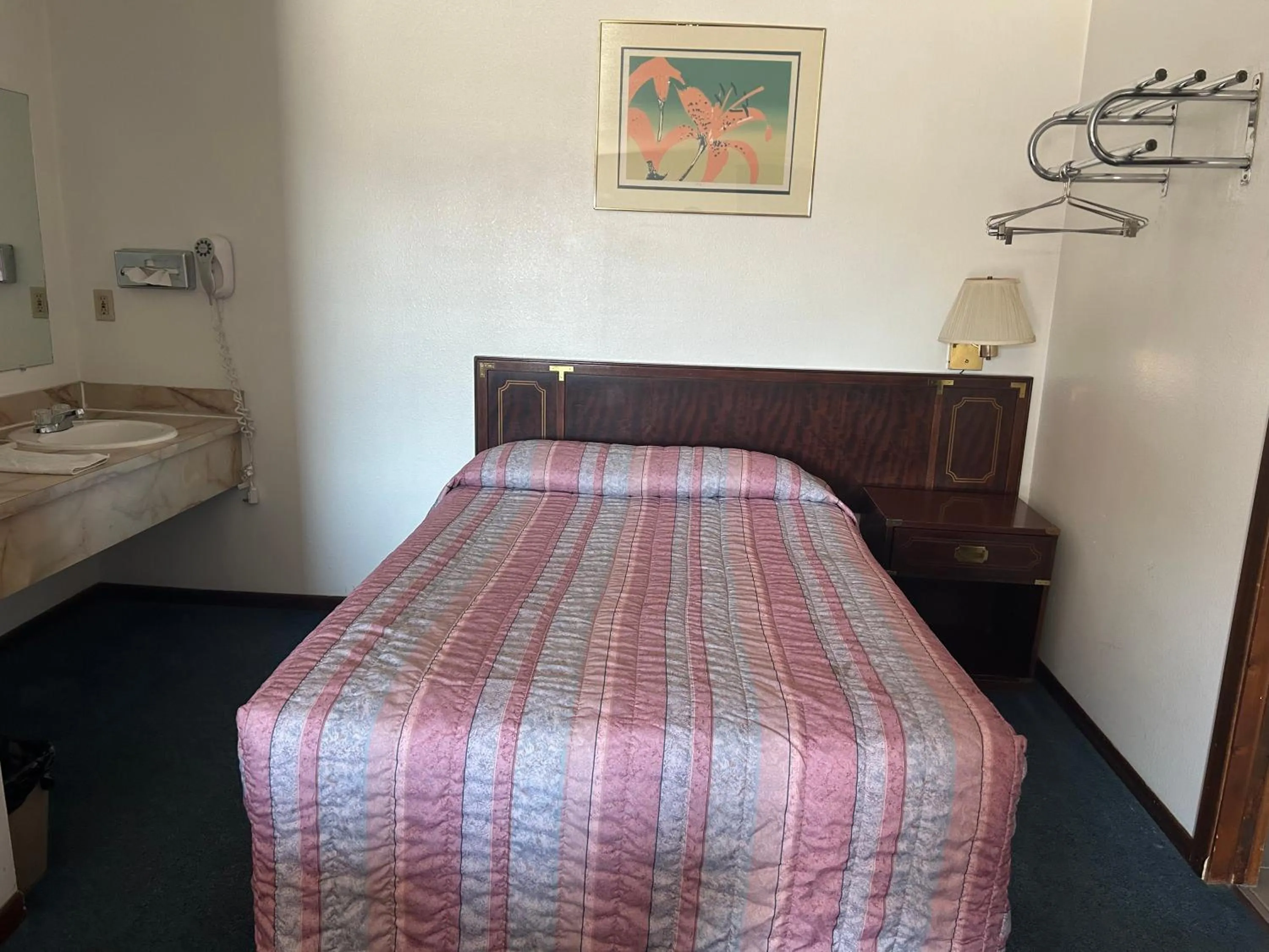 Bedroom in Oregon Trail Motel By Townhouse Ontario OR