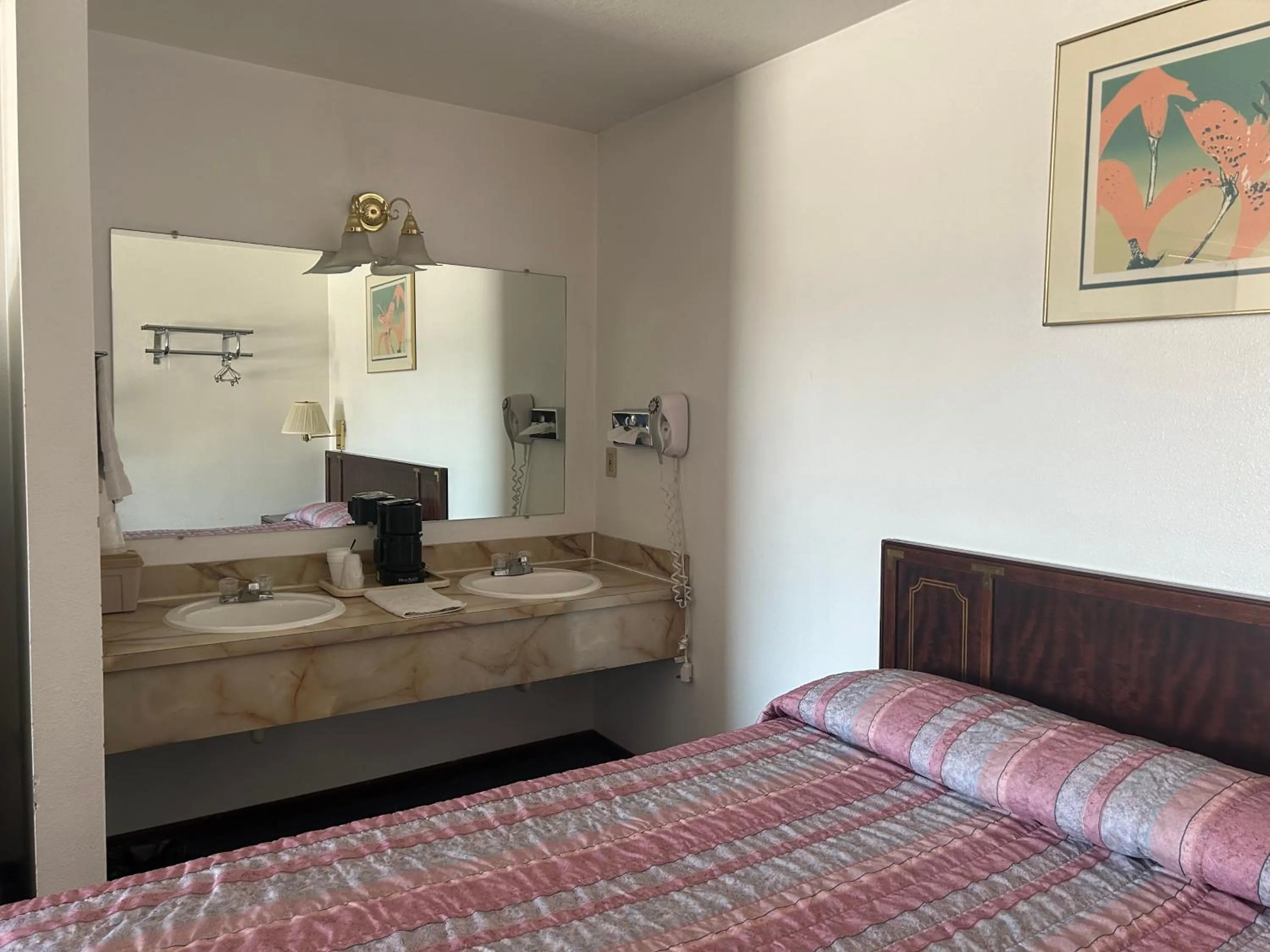 Bedroom in Oregon Trail Motel By Townhouse Ontario OR