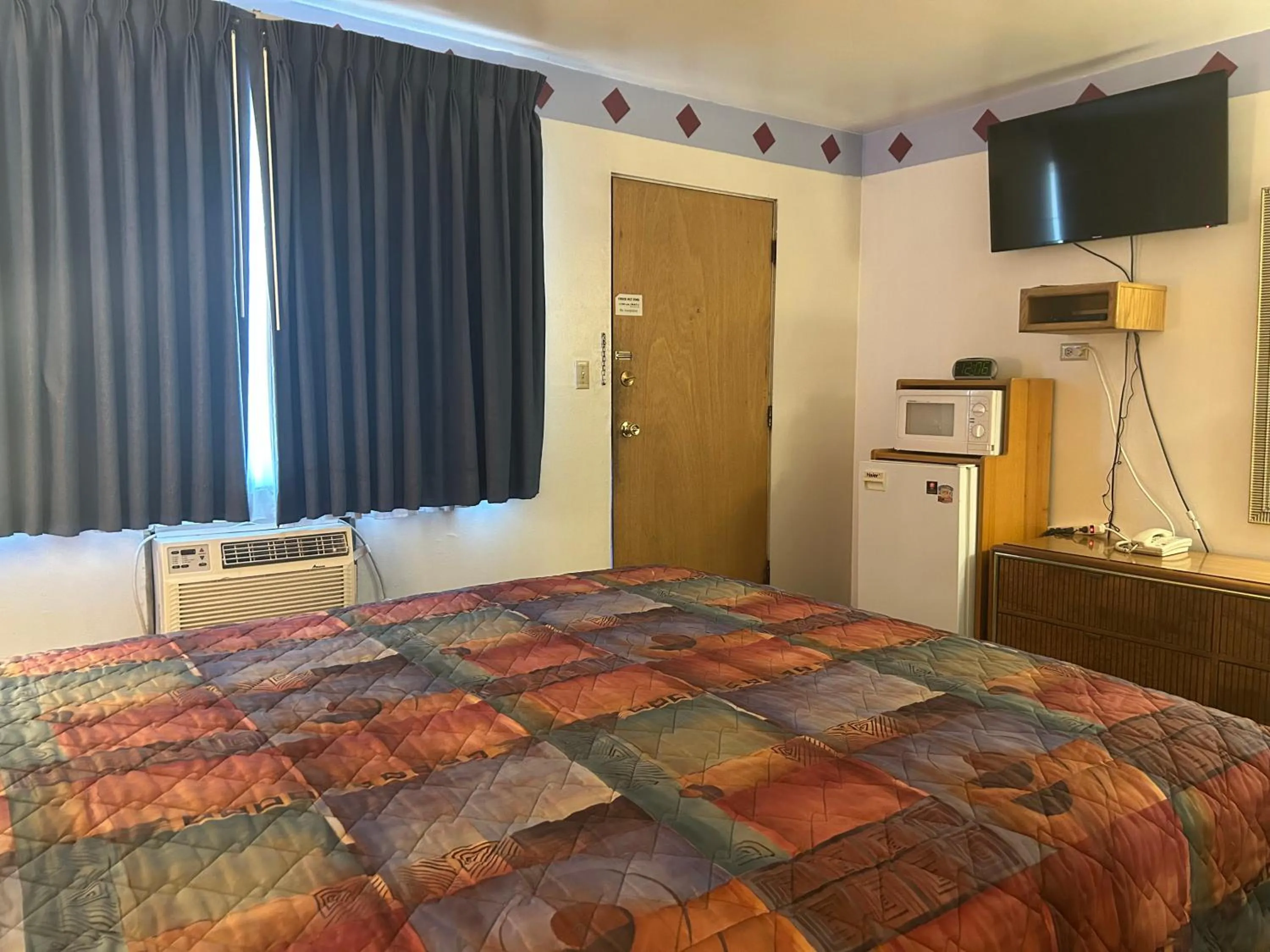 Bedroom in Oregon Trail Motel By Townhouse Ontario OR