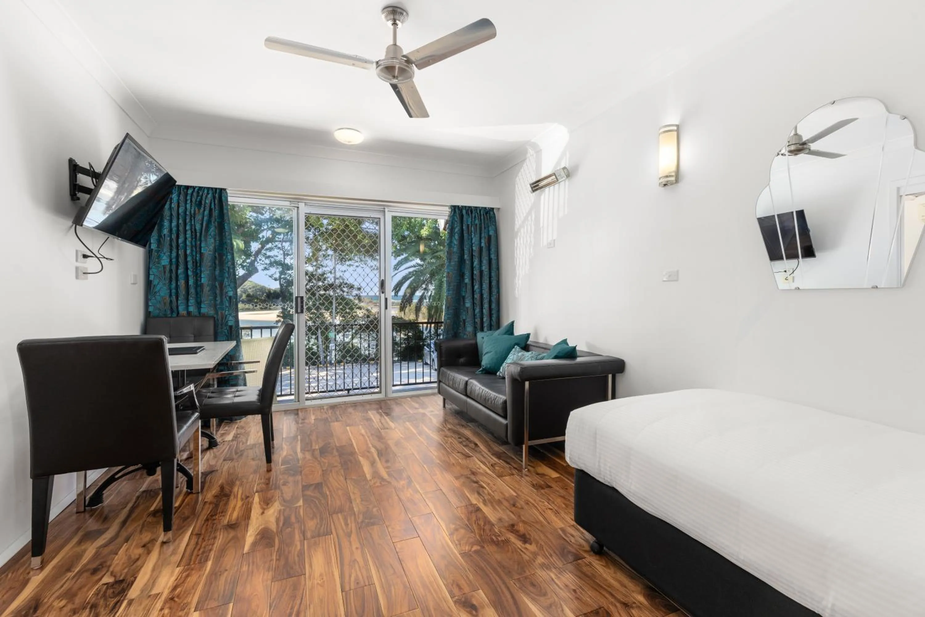 Living room, Bed in Motel Miramar