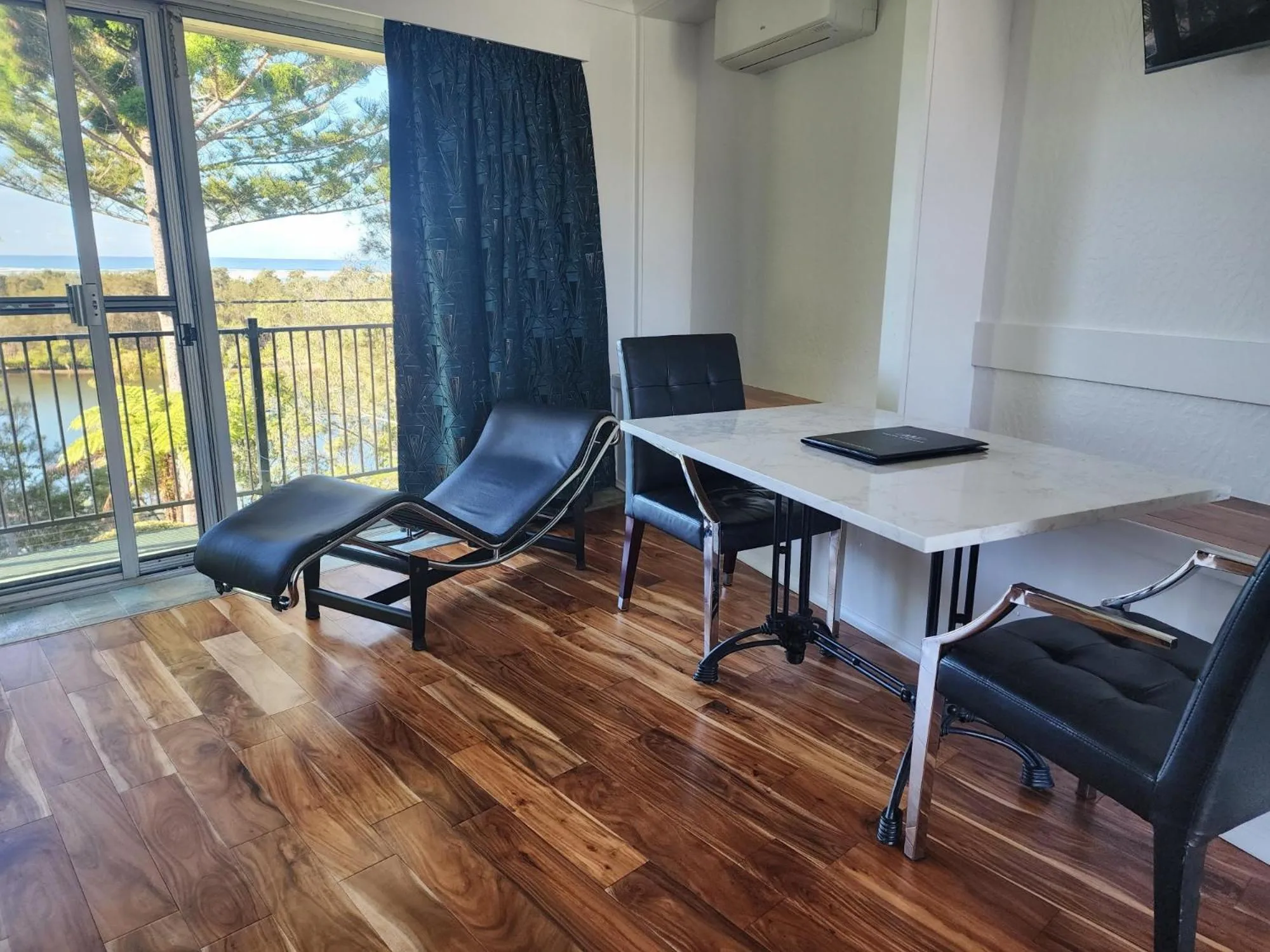 Seating area in Motel Miramar