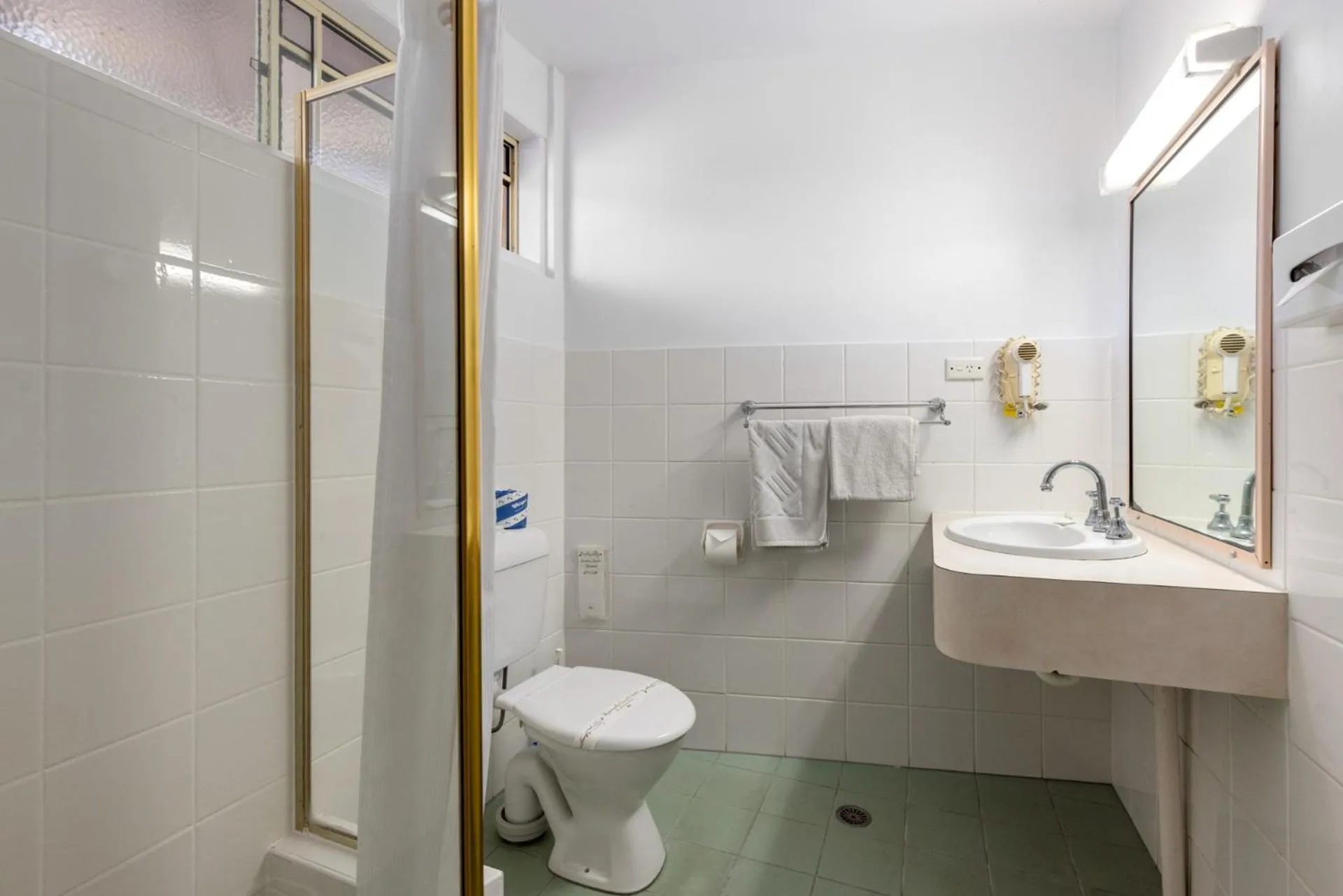 Bathroom in Motel Miramar